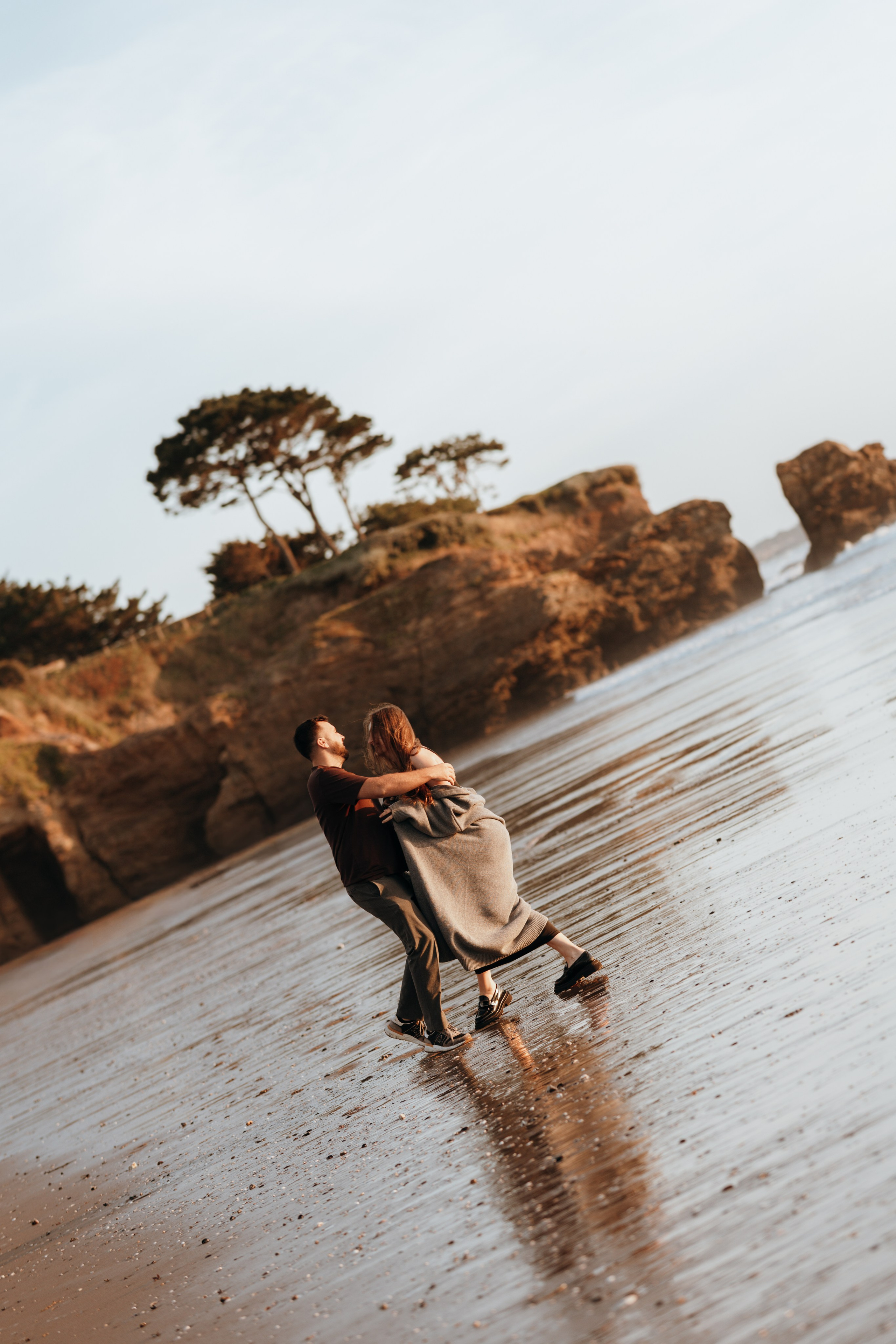 Sunset maternity photoshoot. Annah Louwagie — Lifestyle photographer for couples, families & brands | France & worldwide