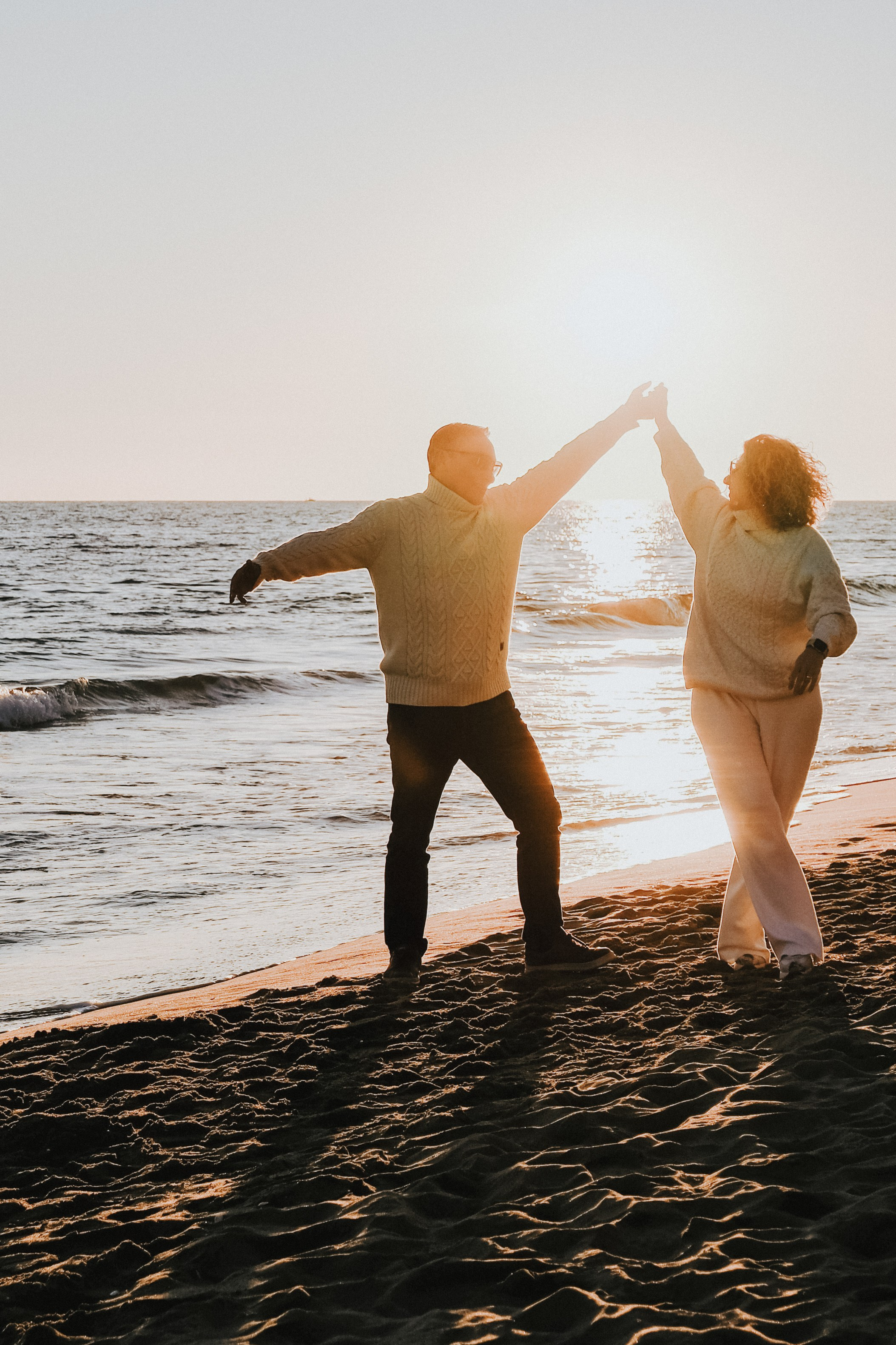 Sesión de pareja en la playa. Fotografía profesional en Calafell - Elena Medvedeva
