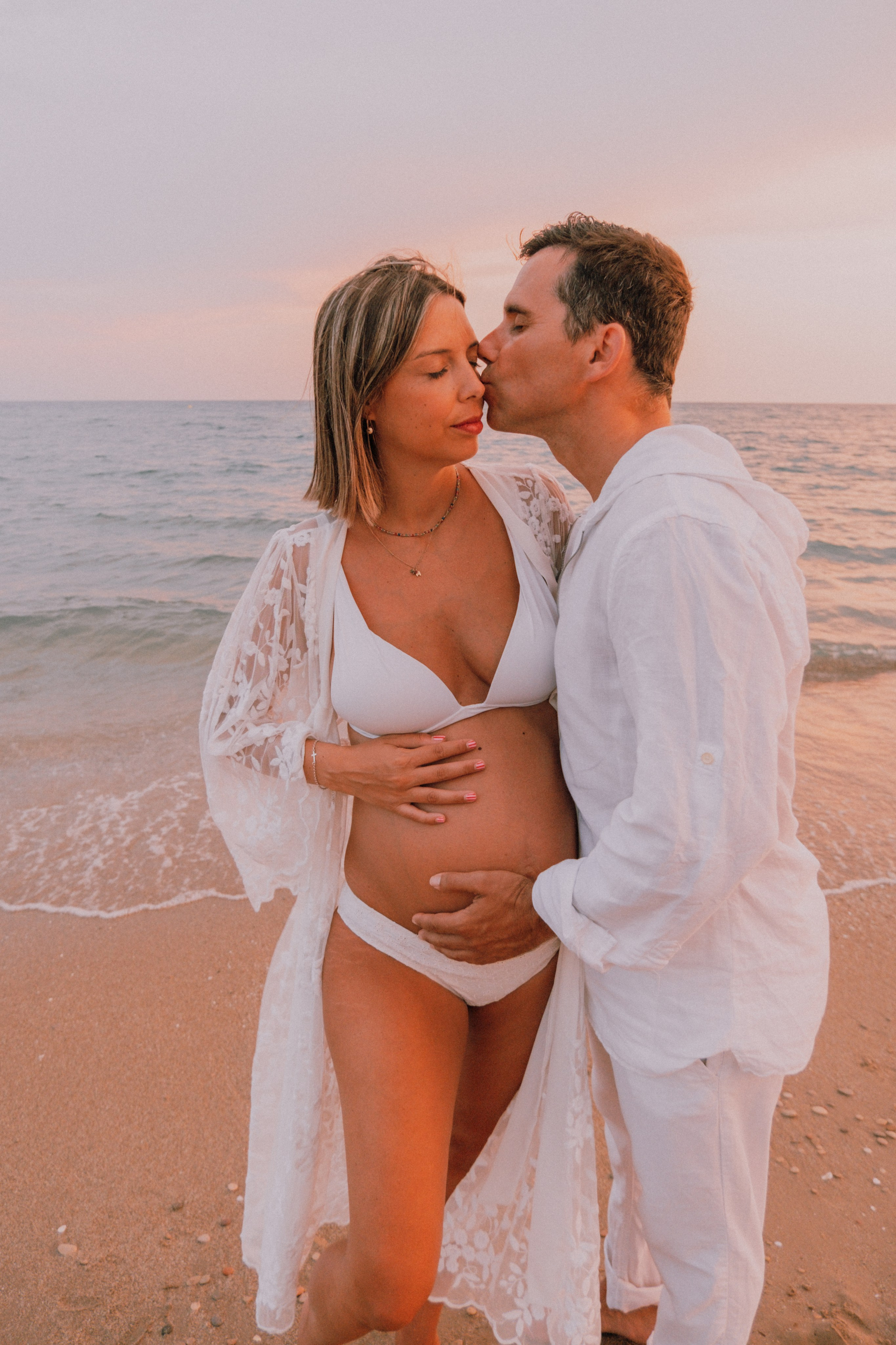 Sesión embarazo en la playa. Fotografía profesional en Calafell - Elena Medvedeva