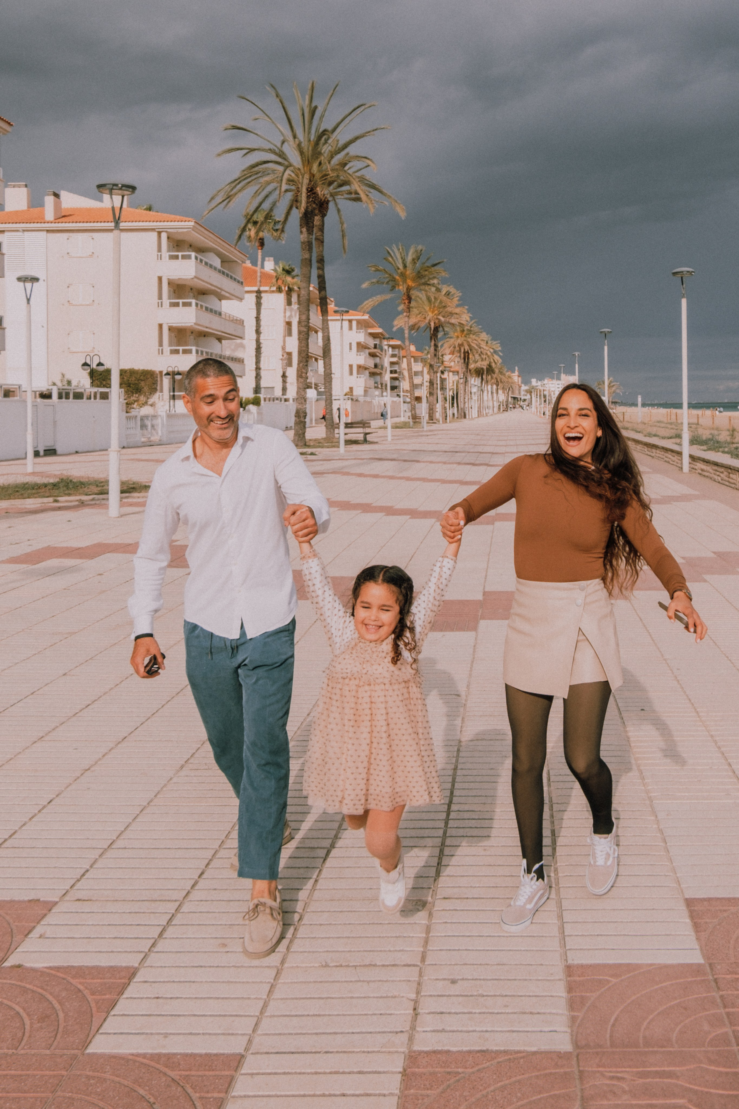 Sesión familiar en la playa. Fotografía profesional en Calafell - Elena Medvedeva