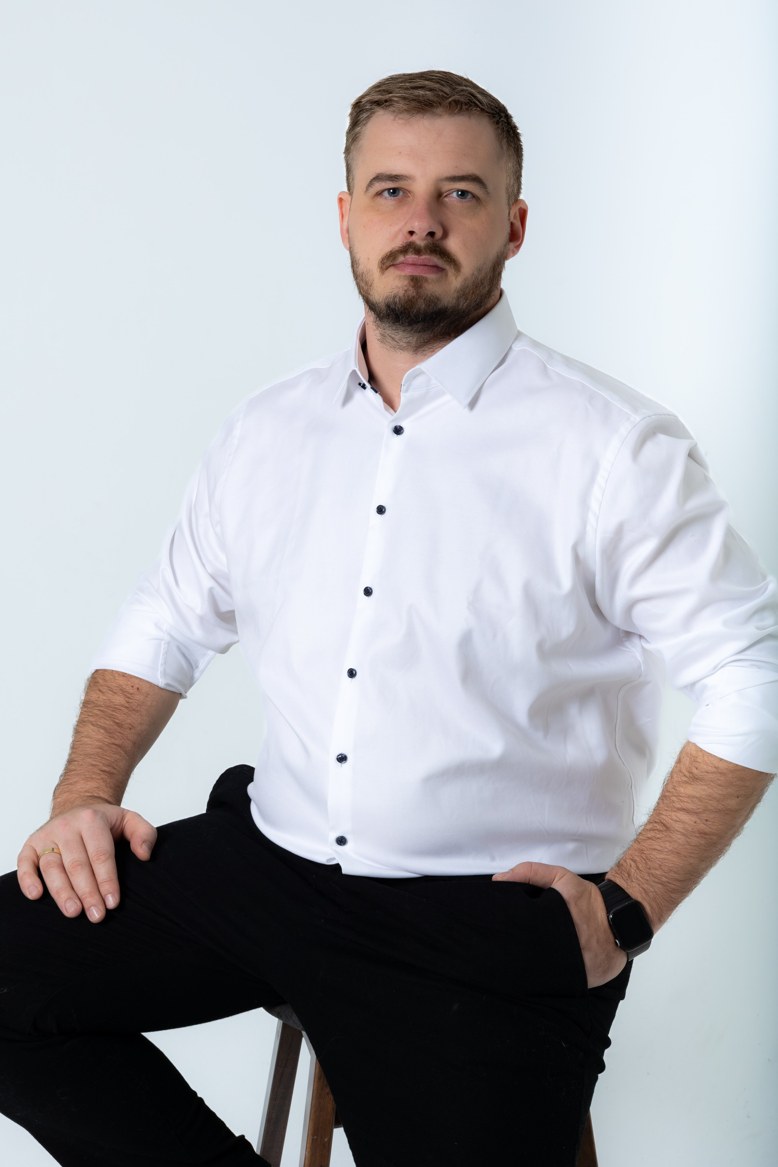 Portretu fotosesijas vīriešiem. Portretu fotosesija Rīgā| Biznesa portretu foto | Korporatīvās un darbinieku fotosesijas | Pasākumu fotogrāfs | Produktu fotogrāfs