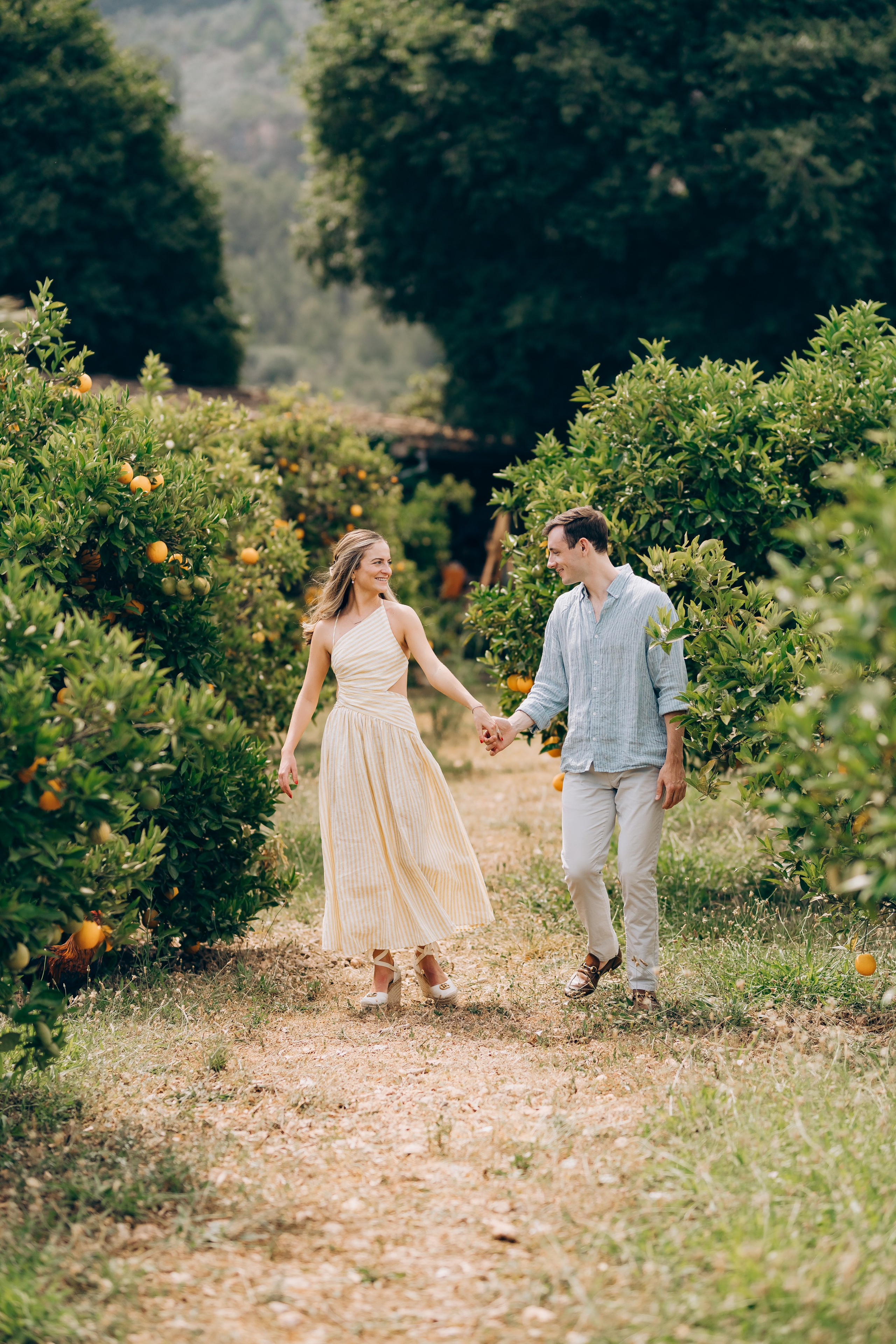 Relaxed Couple Session in Mallorca — Citrus Fields & Seaside. Фотограф у Пальма де Майорка
