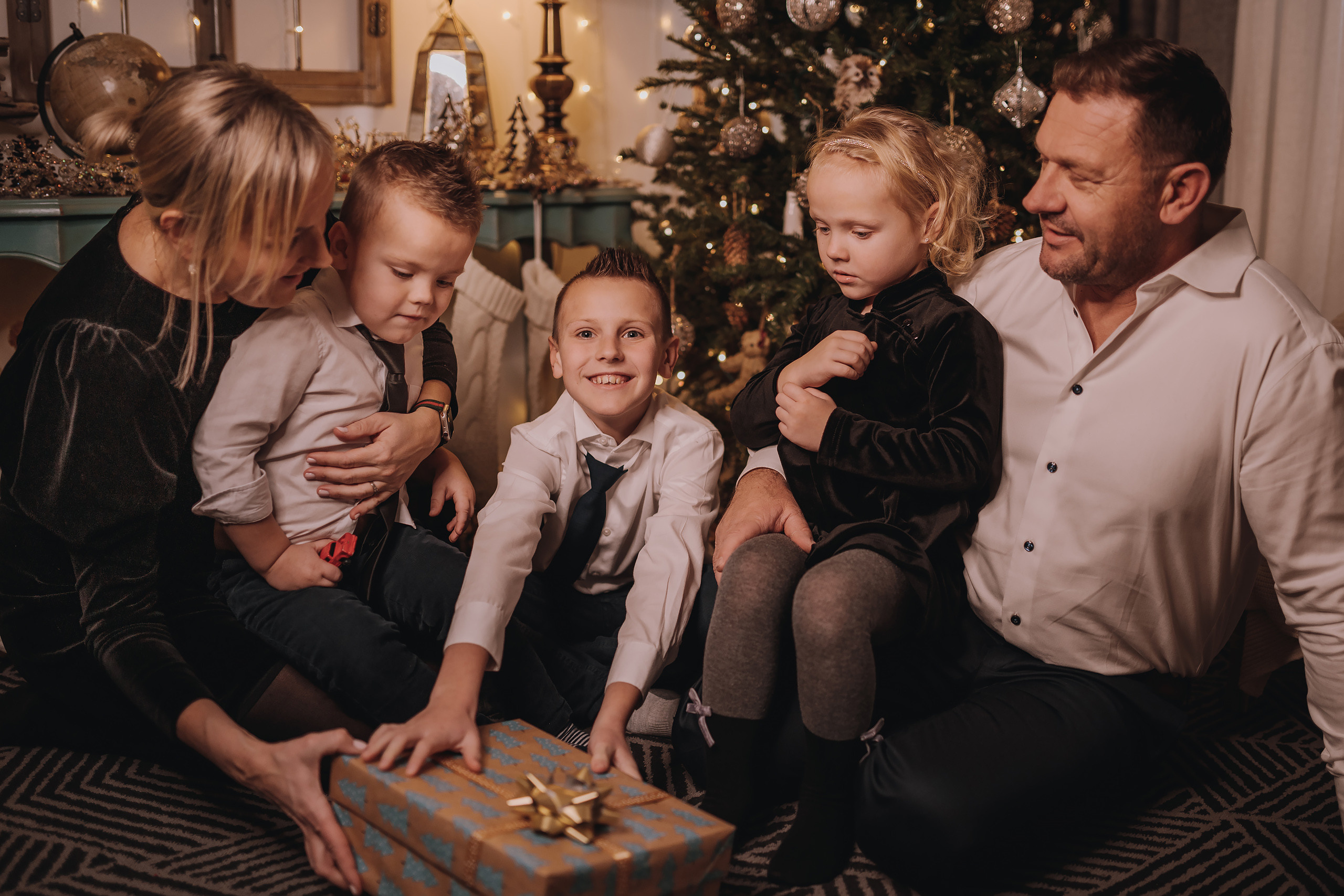 11.25.2022 Christmas Photoshoot 5. Wedding family event photographer in Chicago Nick Yushevich