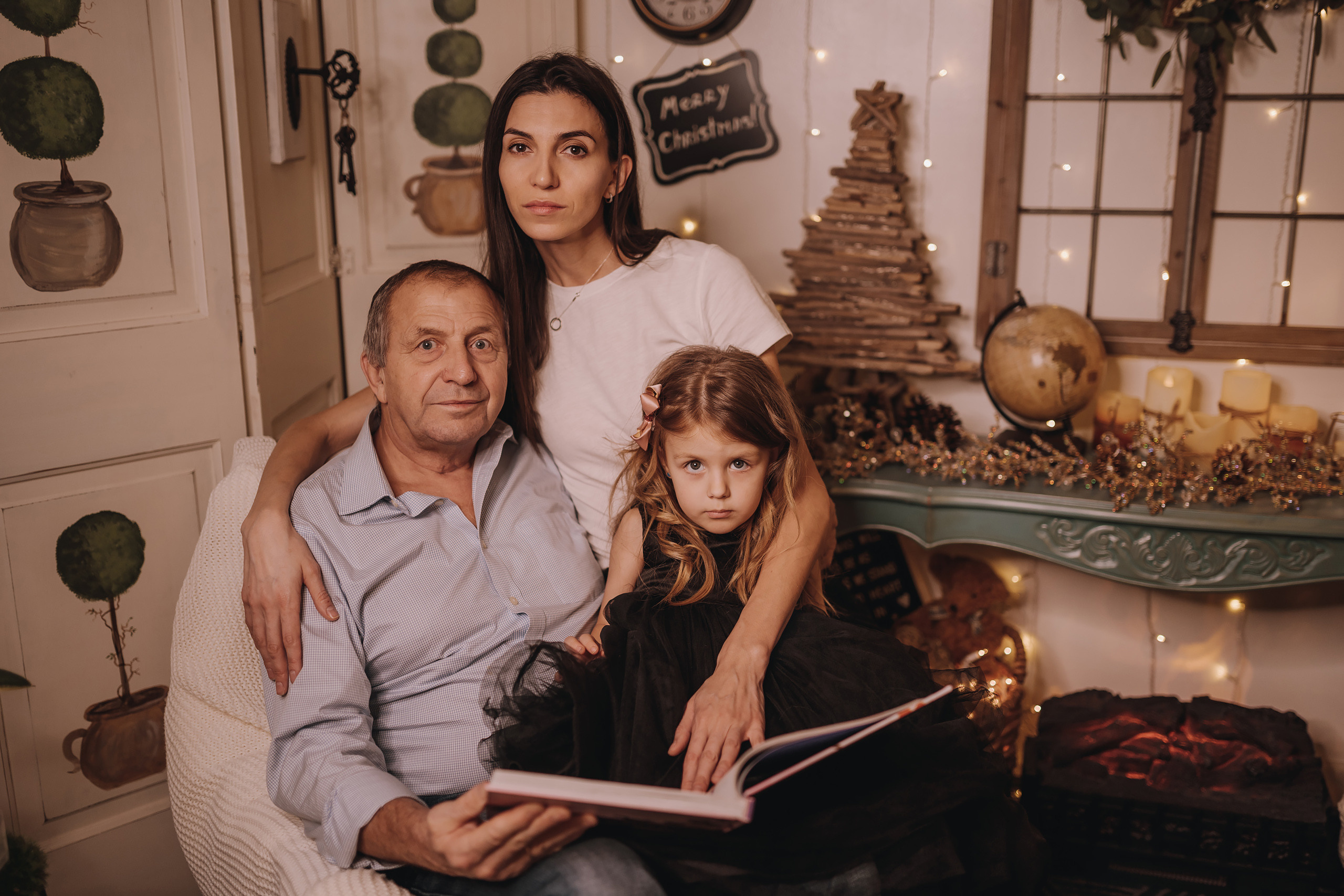 11.25.2022 Christmas Photoshoot 6. Wedding family event photographer in Chicago Nick Yushevich