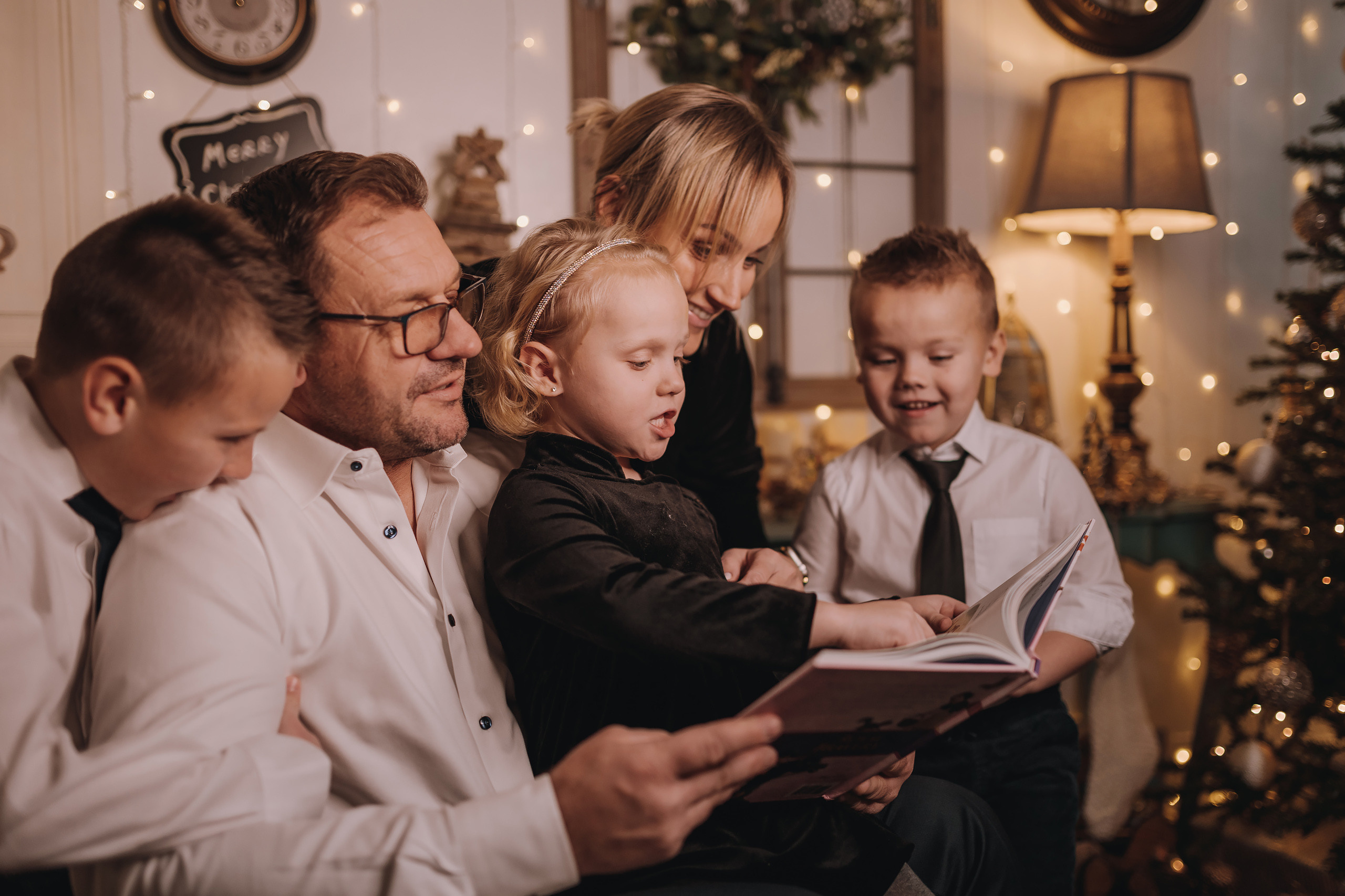 11.25.2022 Christmas Photoshoot 5. Wedding family event photographer in Chicago Nick Yushevich