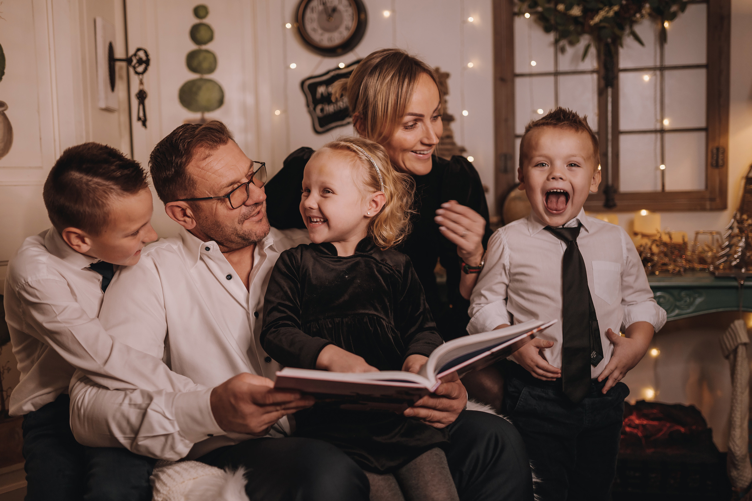 11.25.2022 Christmas Photoshoot 5. Wedding family event photographer in Chicago Nick Yushevich