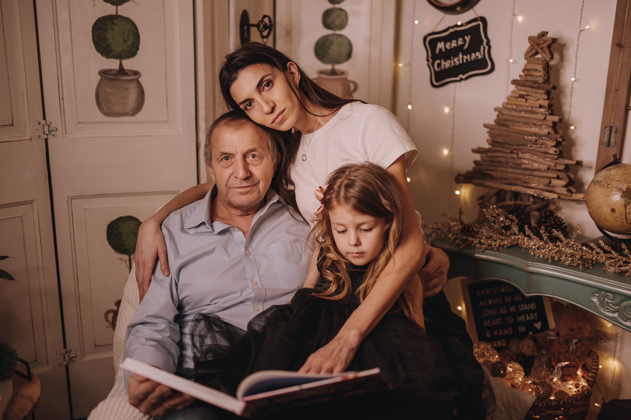 11.25.2022 Christmas Photoshoot 6. Wedding family event photographer in Chicago Nick Yushevich