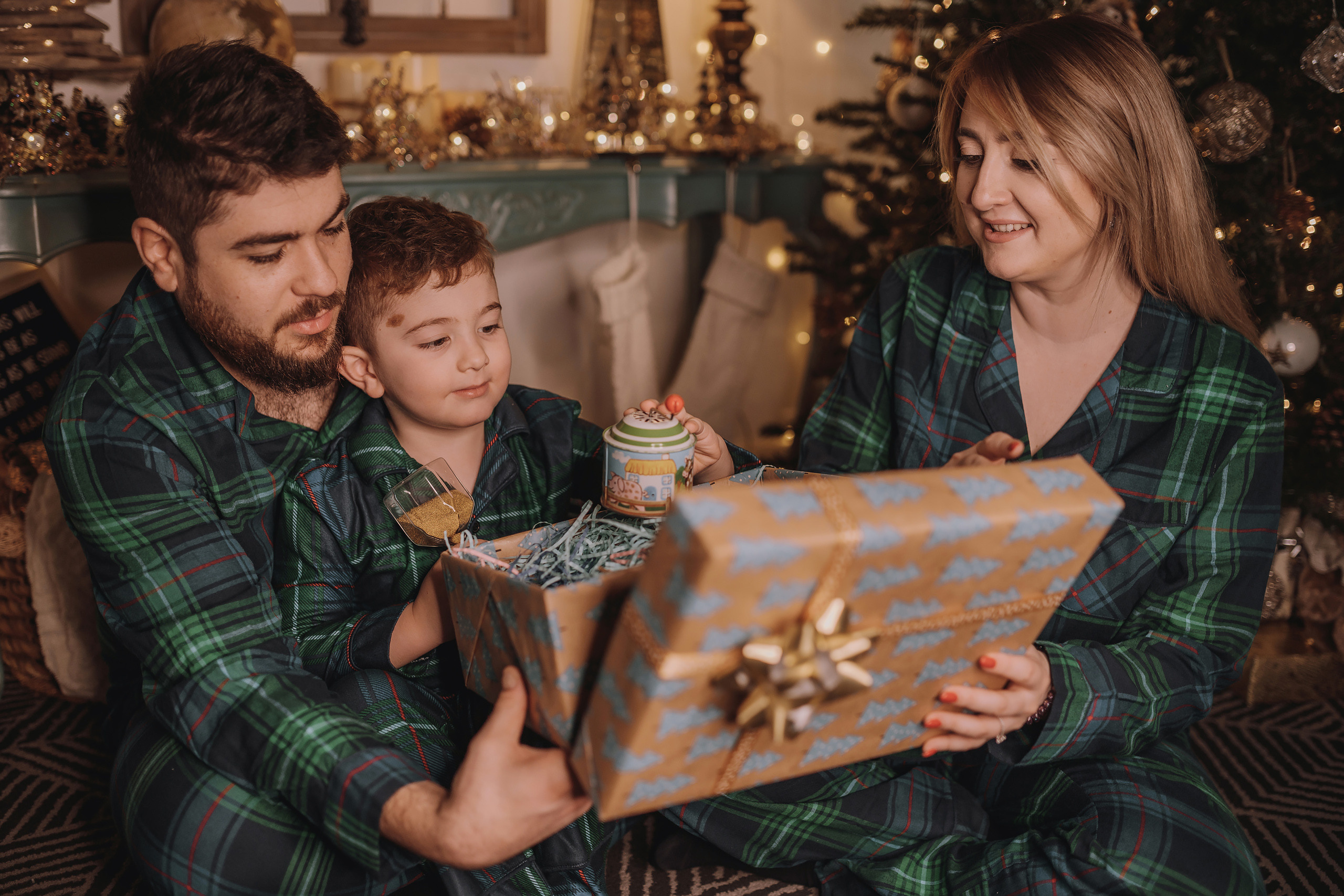 11.27.2022 Christmas Photoshoot 8. Wedding family event photographer in Chicago Nick Yushevich