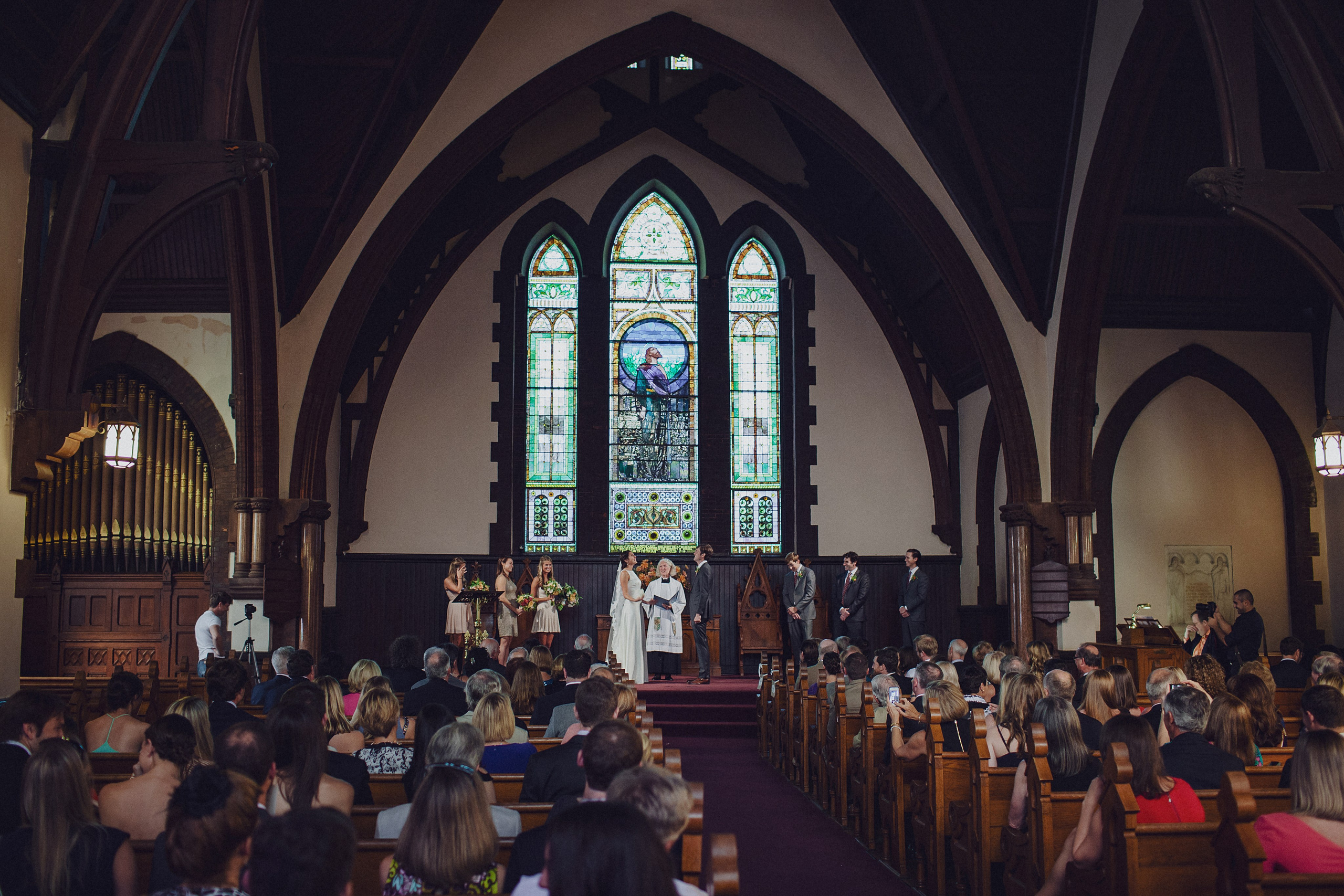 Фотограф в Ирландии Дублин свадьба жених невеста улыбка церковь гости фотки топ свадебных фотографов