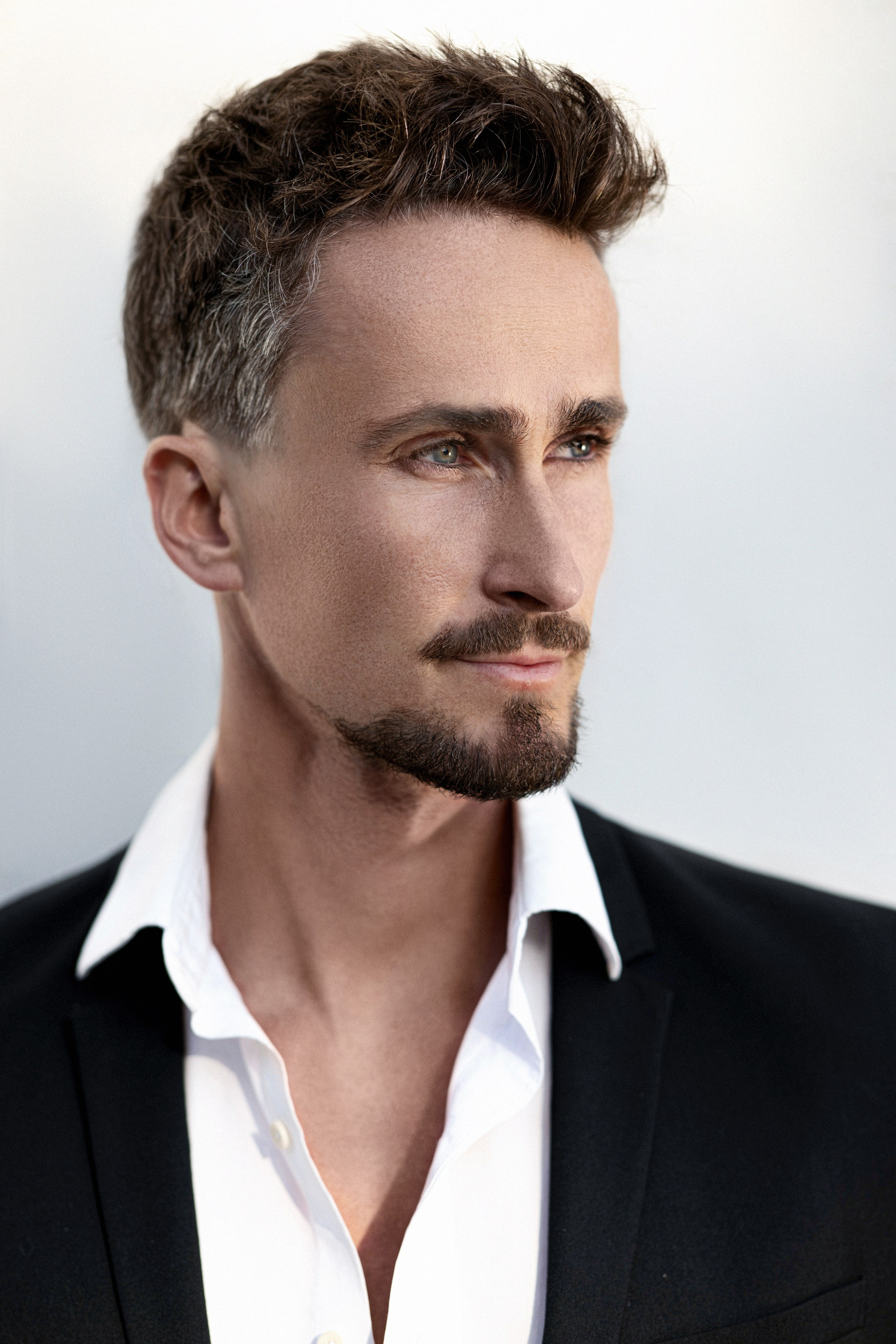 Headshot Business Retoucher Olha Kompaniiets. Professional high end photo retoucher Olha Kompaniiets