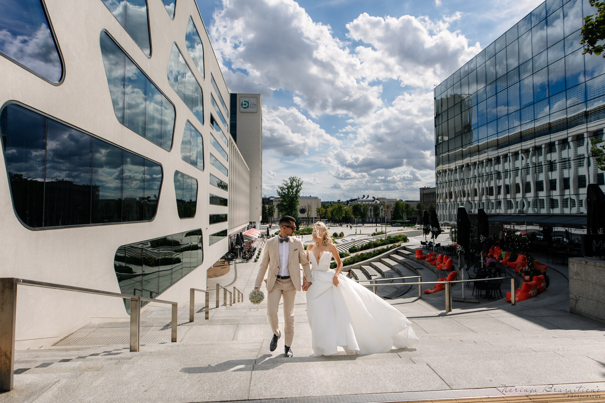 Vestuvinė fotosesija Kaune, Vienybės aikštėje, prie Lietuvos banko