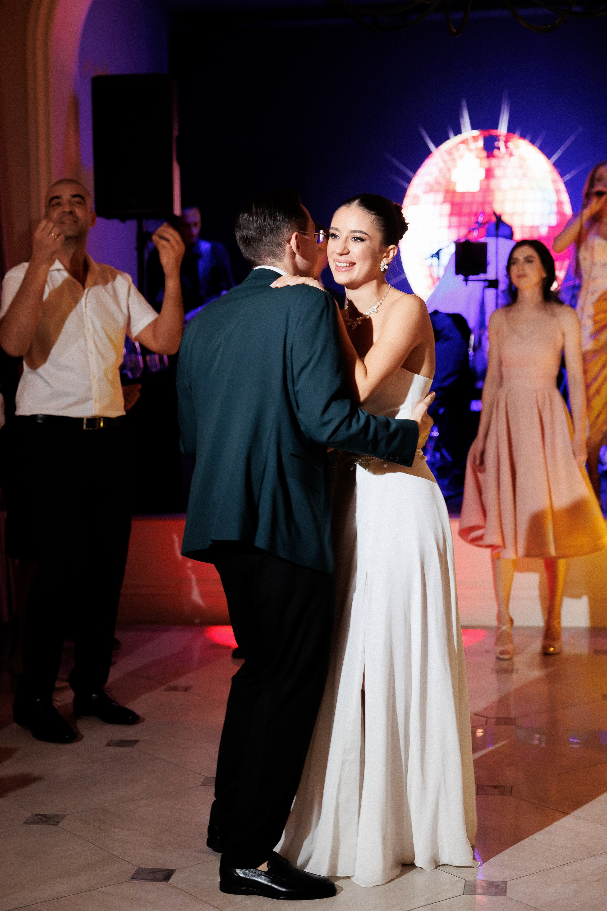 Serghei & Erica — Queen Residence. Servicii Foto și Video 067188353