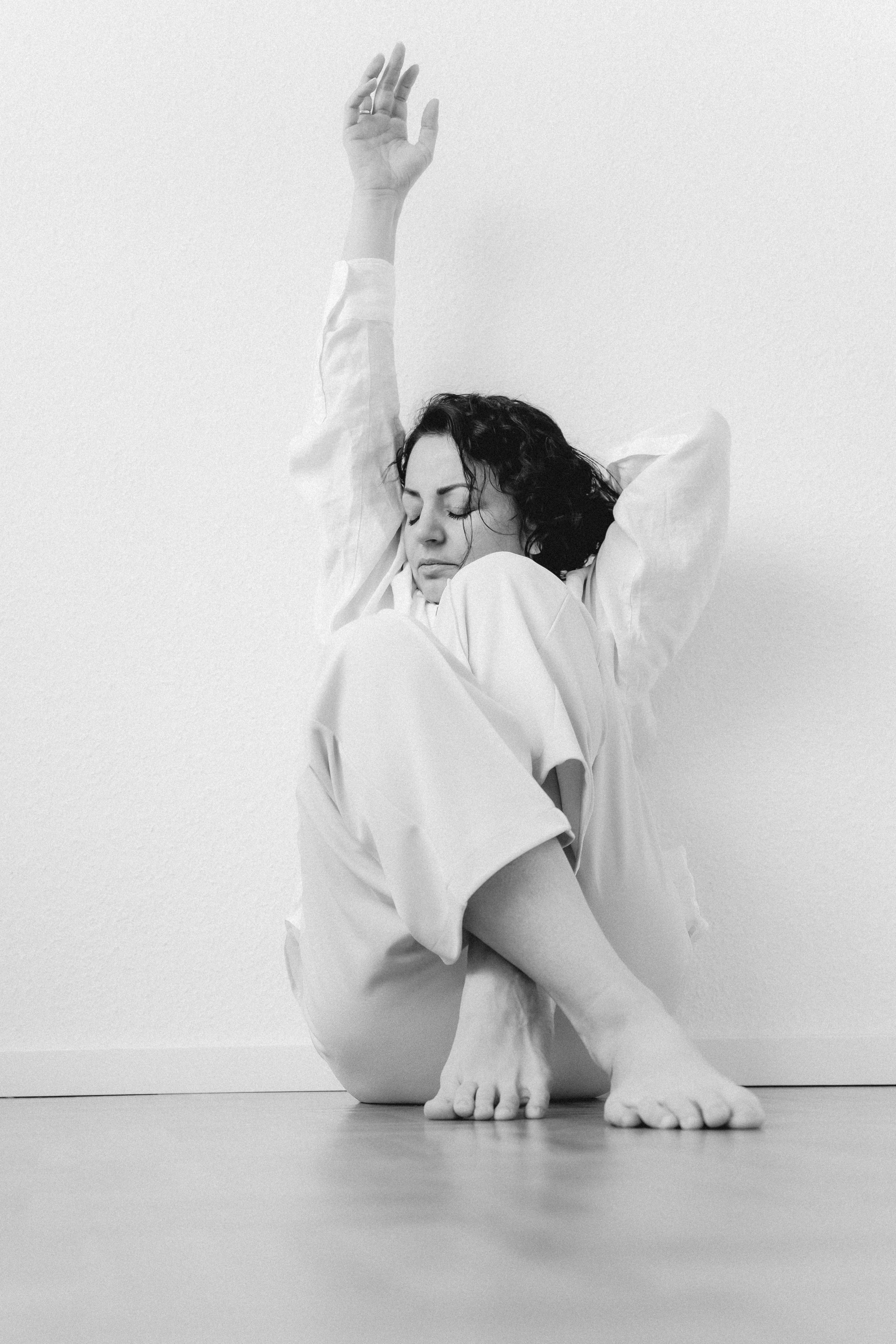 Fotoshooting im Studio mit weißem Licht. Schwarz-weiß Fotografie in Münster. Fotografin Viktoria Roschen