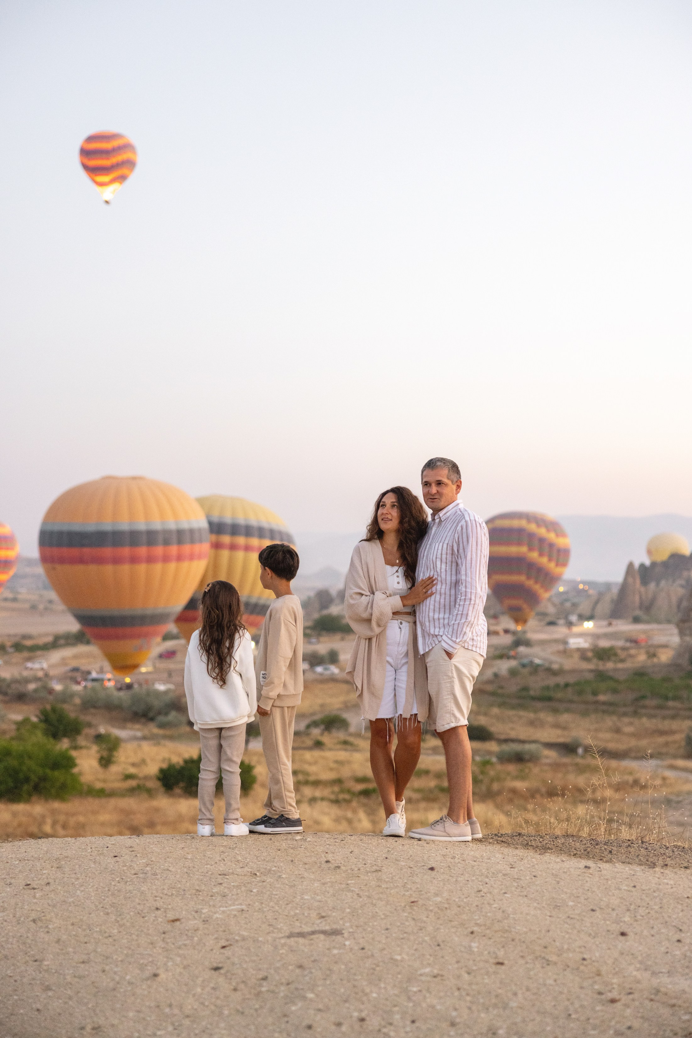 Family Photoshoot at Sunrise with Cappadocia’s Hot Air Balloons. Julia Ganch I Fashion Wedding Photography I Cappadocia Turkey