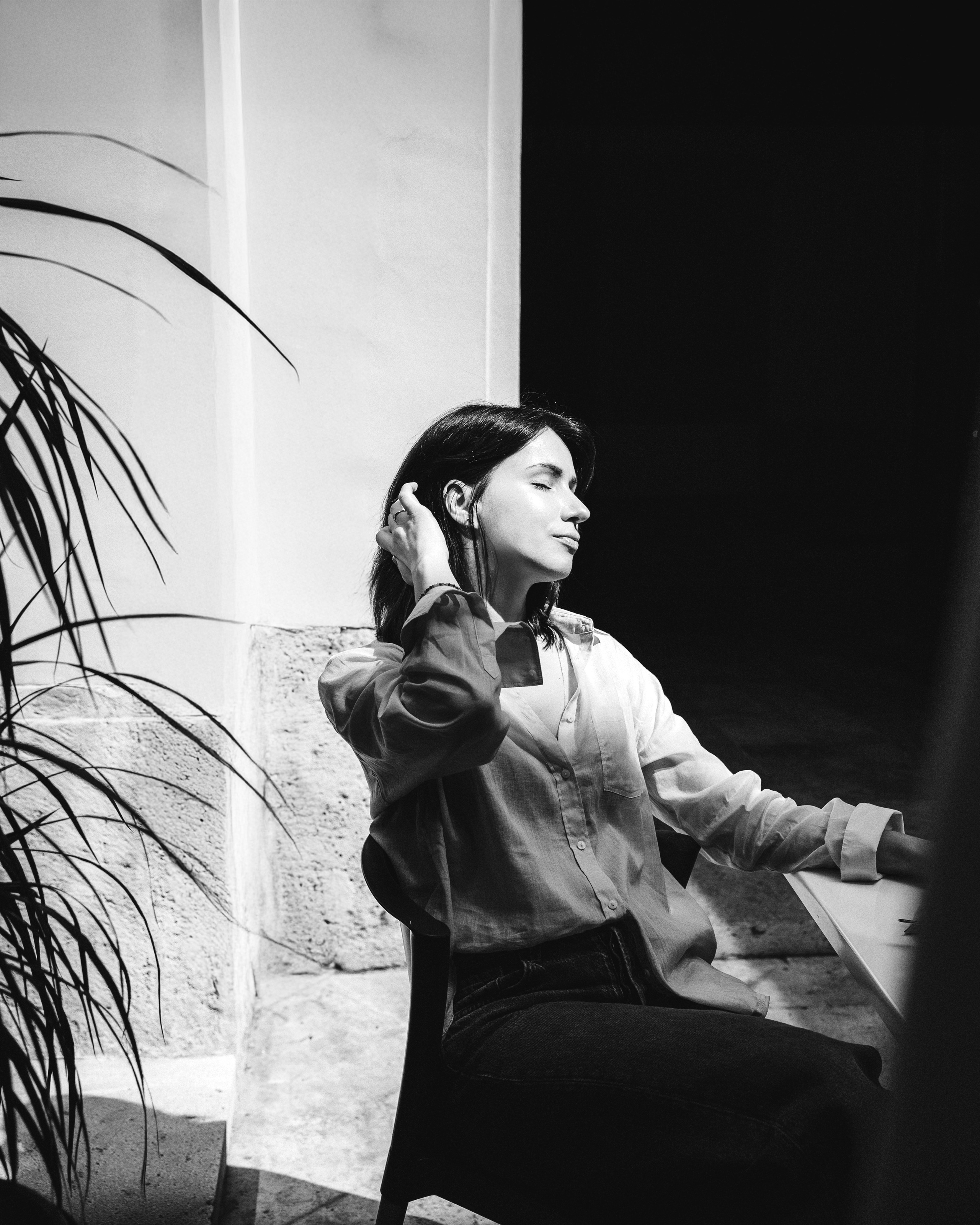 Арт черно-белый портрет женщины, сидящей в помещении в Мадриде, Испания — передаёт расслабленное и задумчивое настроение, идеально подходит для выразительных и элегантных портретных фотосессий в Мадриде и по всей Испании.