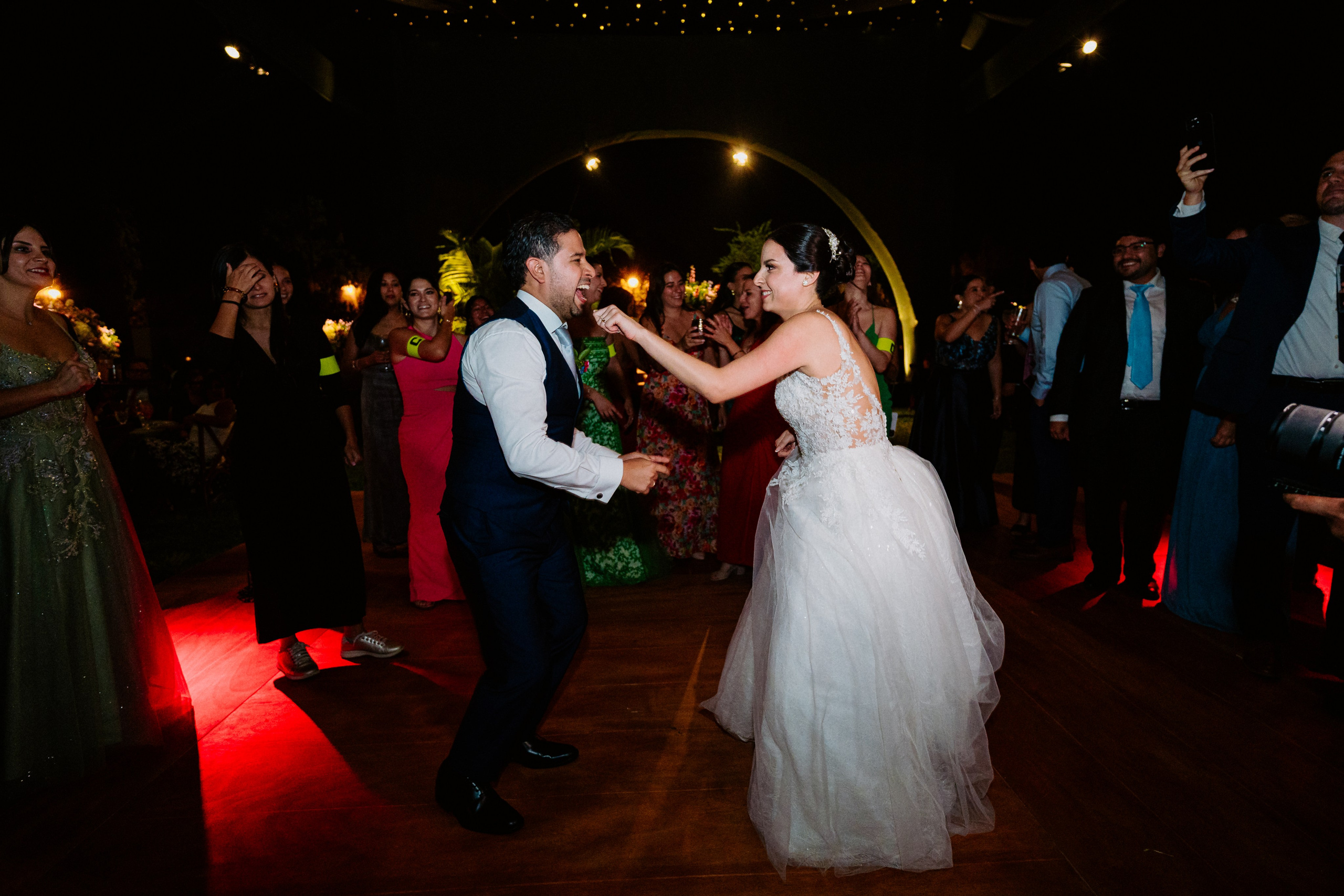 Un vistazo a la fiesta. Fotógrafo de Bodas en Lima | Ronhy Altamirano. Fotografía narrativa y cinematográfica para bodas, quinceañeras y eventos exclusivos