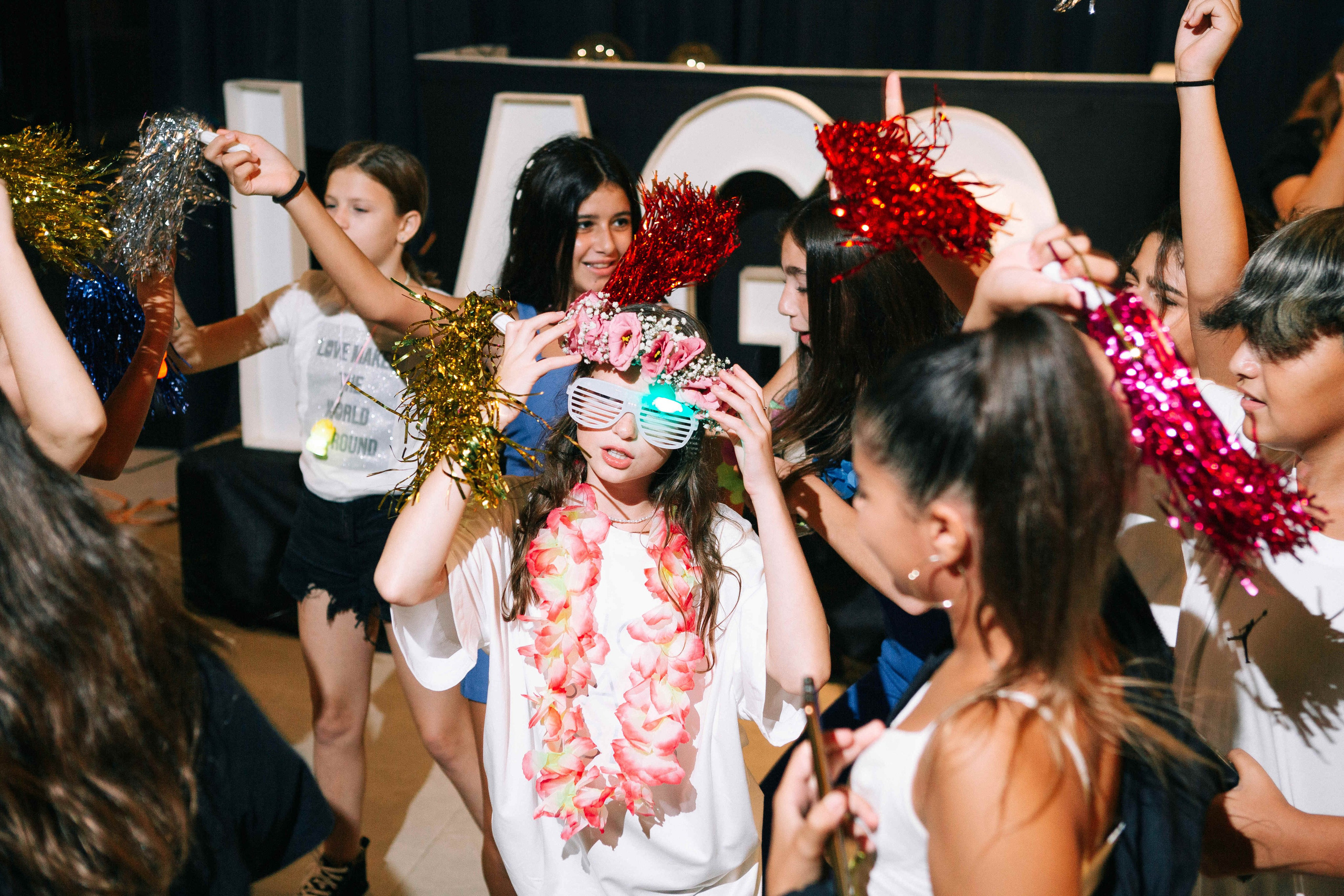 PARTY WITH FRIENDS. Https://shi-photo.com/