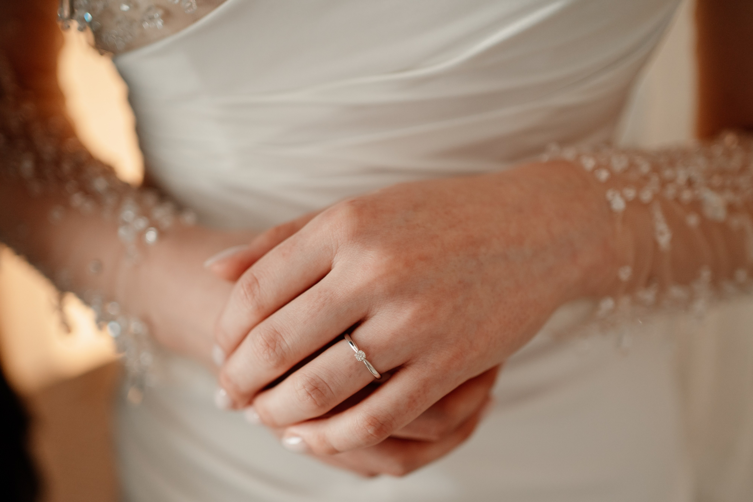 Moment emoționant între miri în ziua nunții, surprins într-un cadru natural și romantic, la Drobeta Turnu Severin. Fotografie de nuntă profesională, editată artistic pentru a evidenția emoția și eleganța evenimentului.