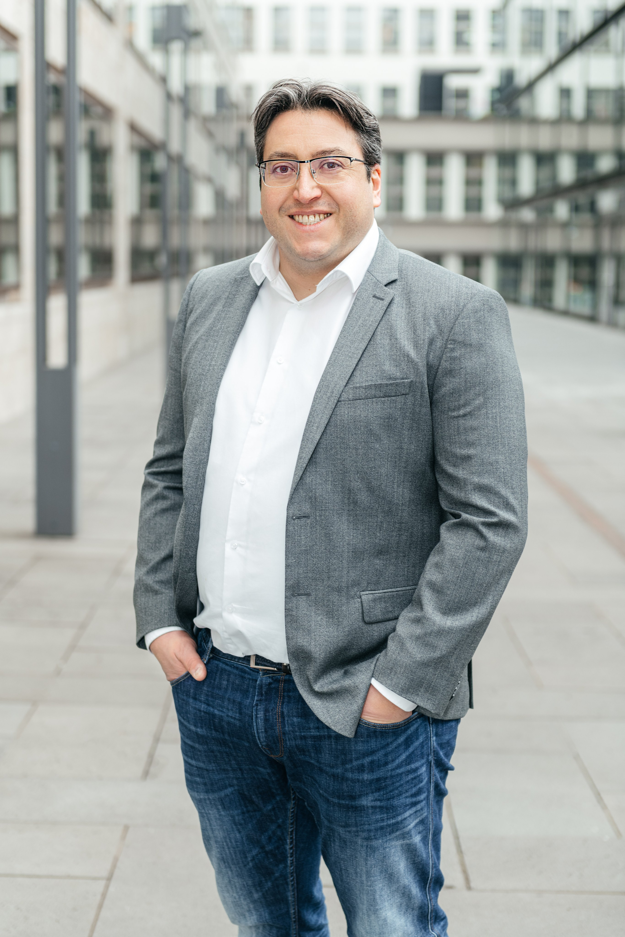 PEOPLE. Hallo! Ich bin Elena und arbeite als Immobilienfotografin