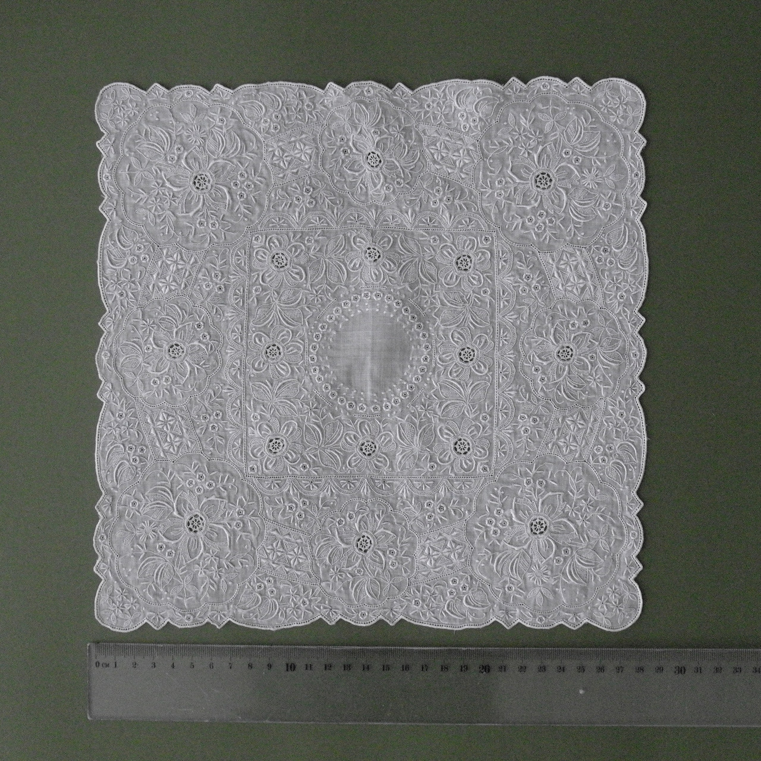 Lace napkins2. Современнные и актикварные украшения в Барселоне, Москве и Санкт-Петербурге