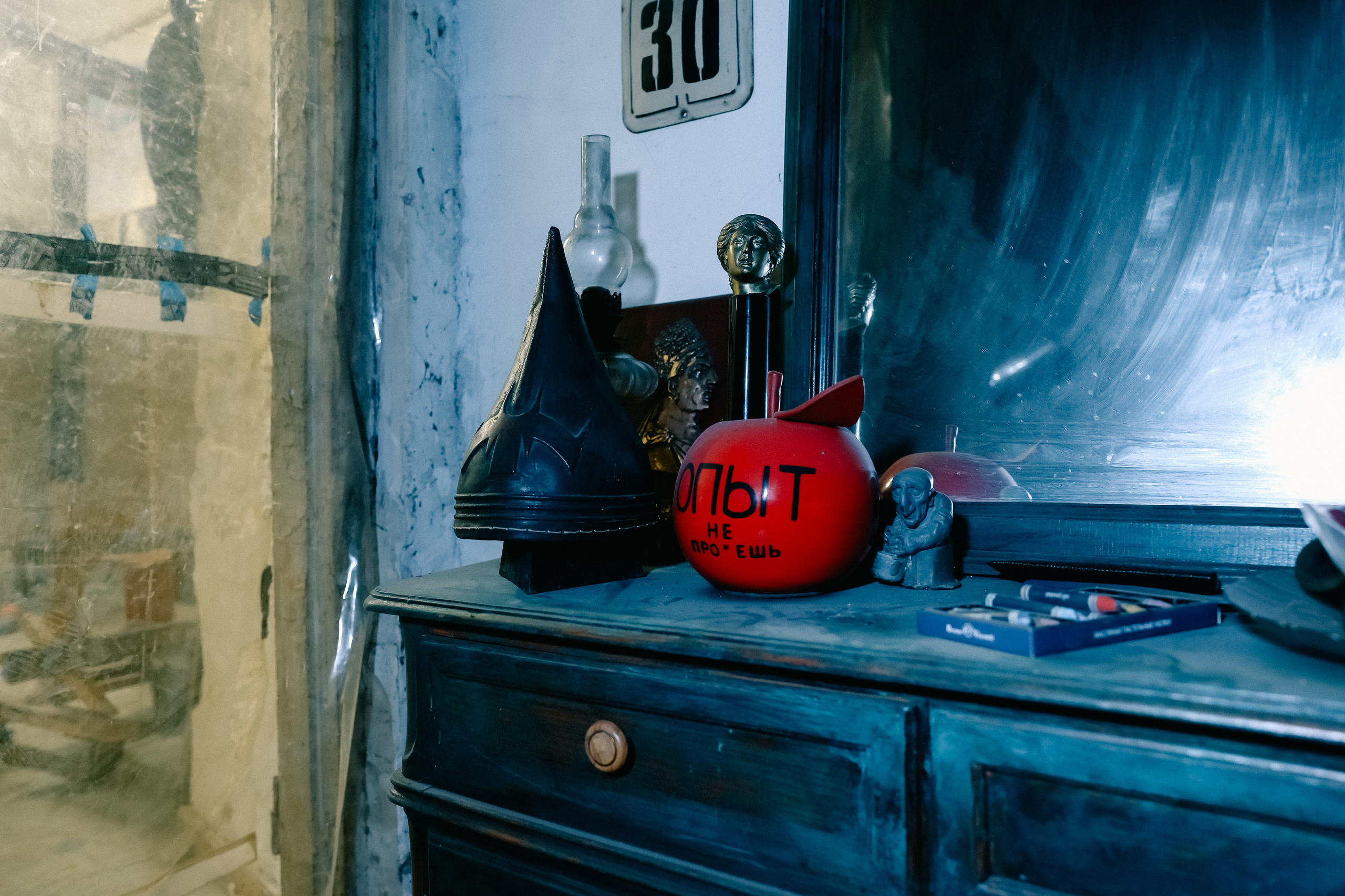 Reportage (artist's studio, sed velikodny — rush). Asmikiam