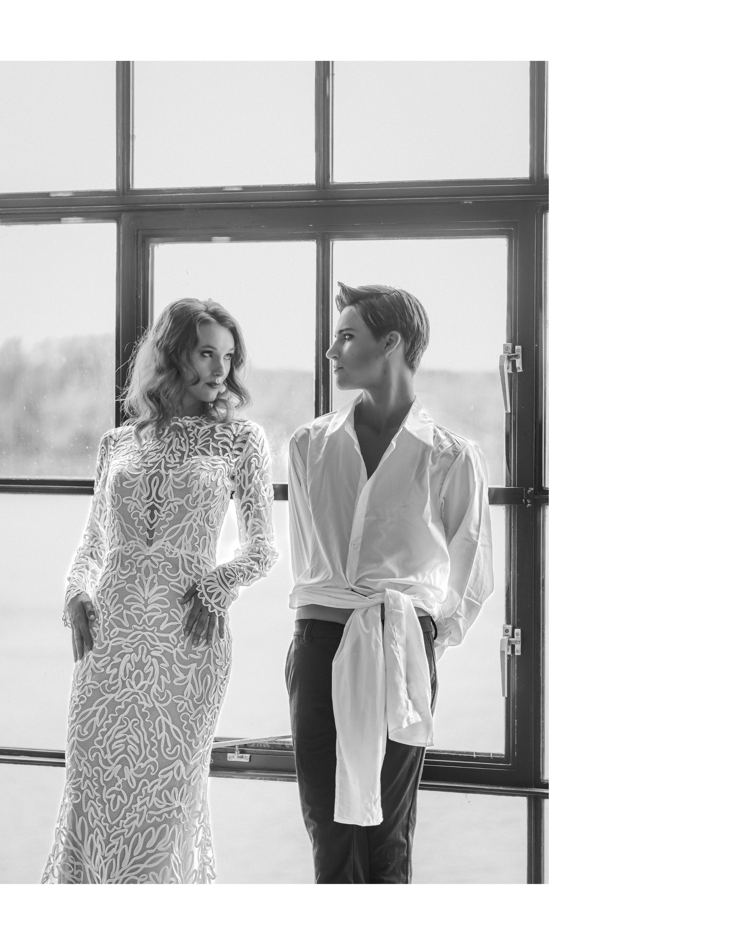 Kapture Fotografie - Editorial zwart-wit trouwfoto van een pasgetrouwd bruidspaar, moderne huwelijksfotografie met een stijlvolle en minimalistische uitstraling