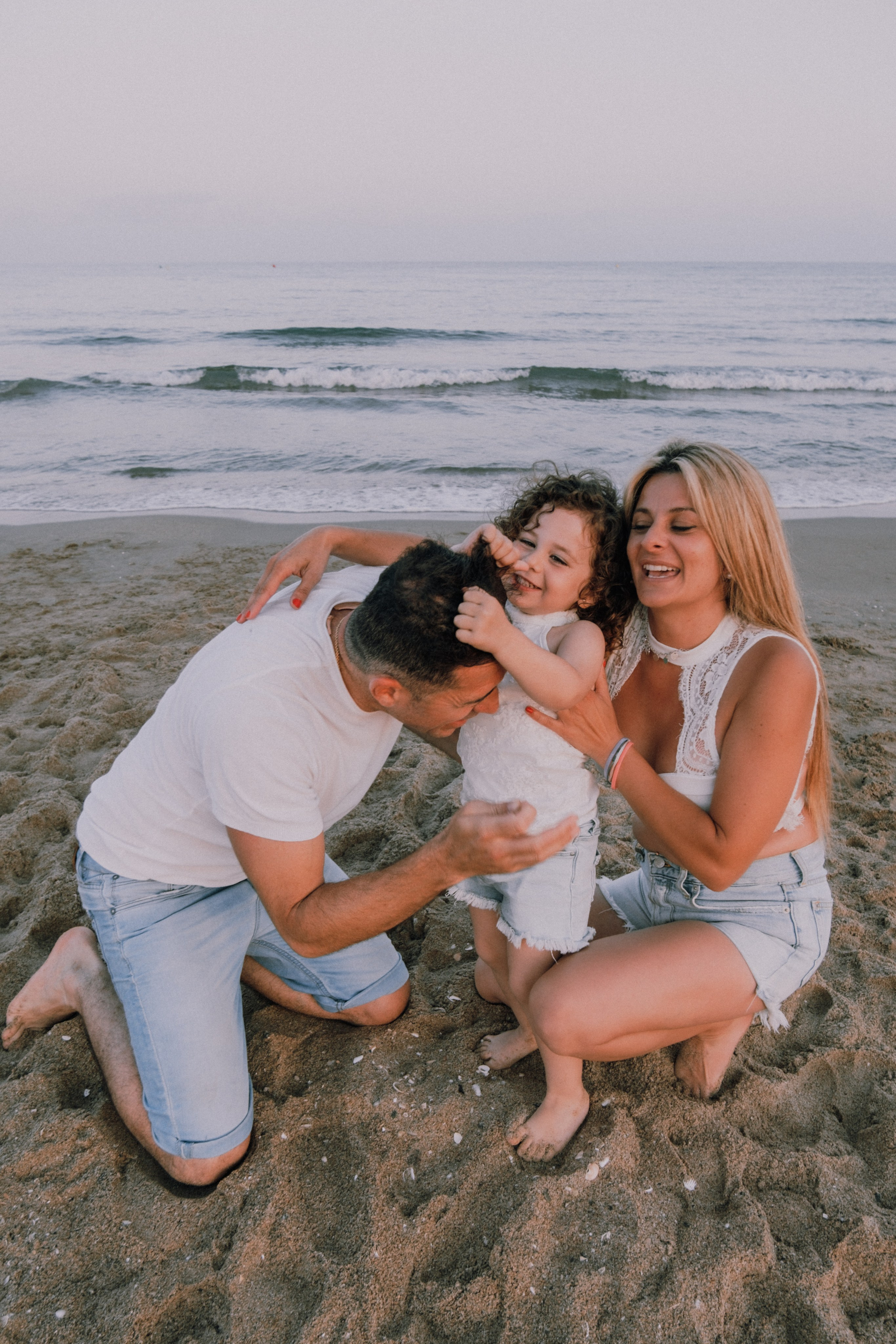 Sesión familiar en la playa. Fotografía profesional en Calafell - Elena Medvedeva