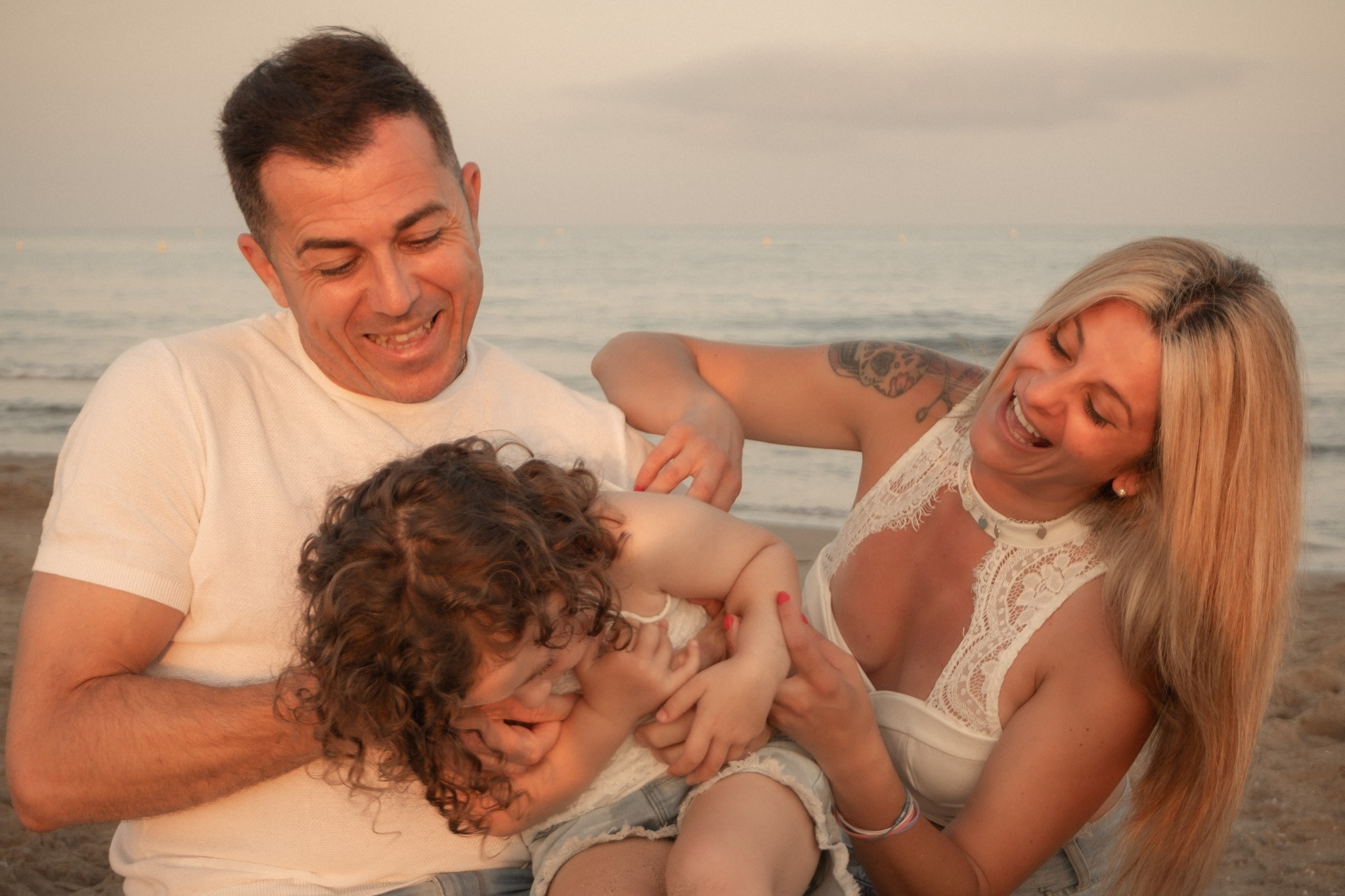 Sesión familiar en la playa. Fotografía profesional en Calafell - Elena Medvedeva