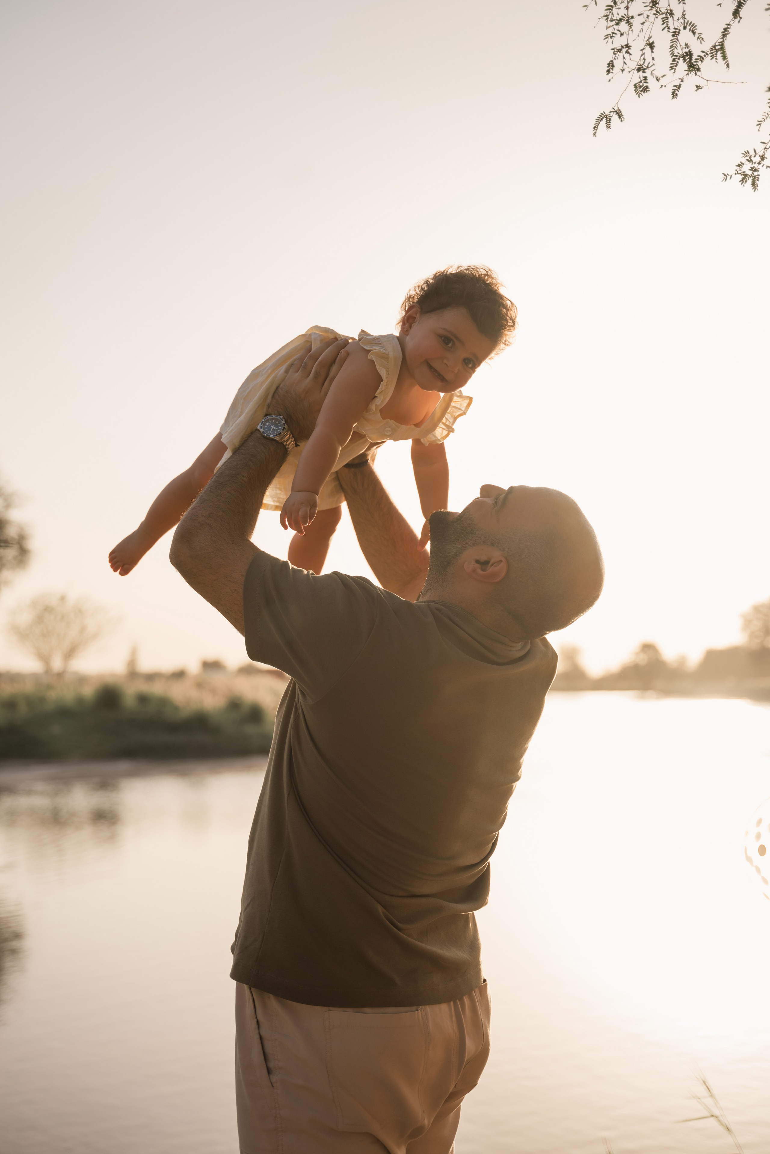 Family fun and cake crush. Angela Iakovleva — Family Photographer in Dubai