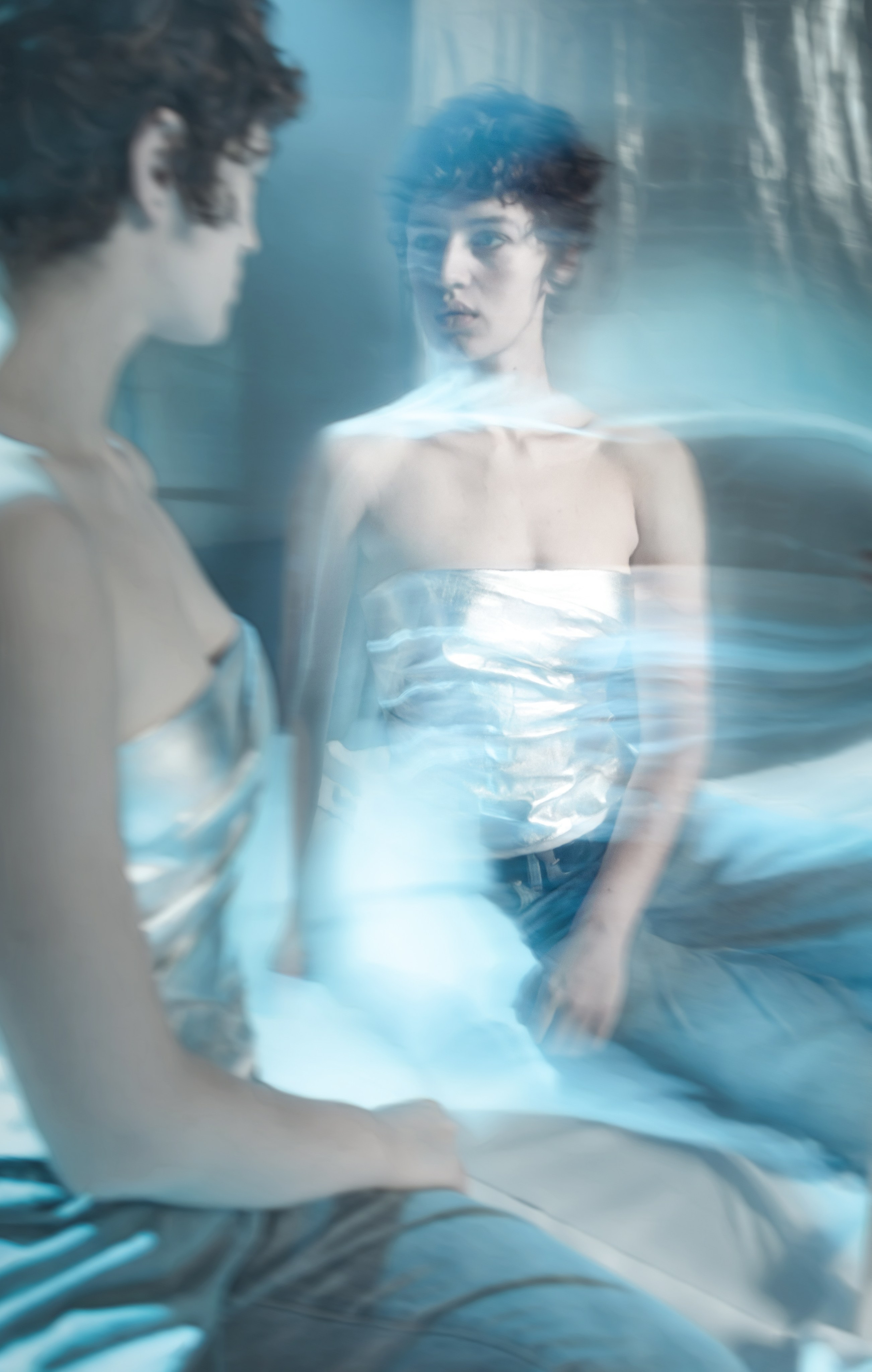 Kreatives Portrait einer Tänzerin in Blautöne 