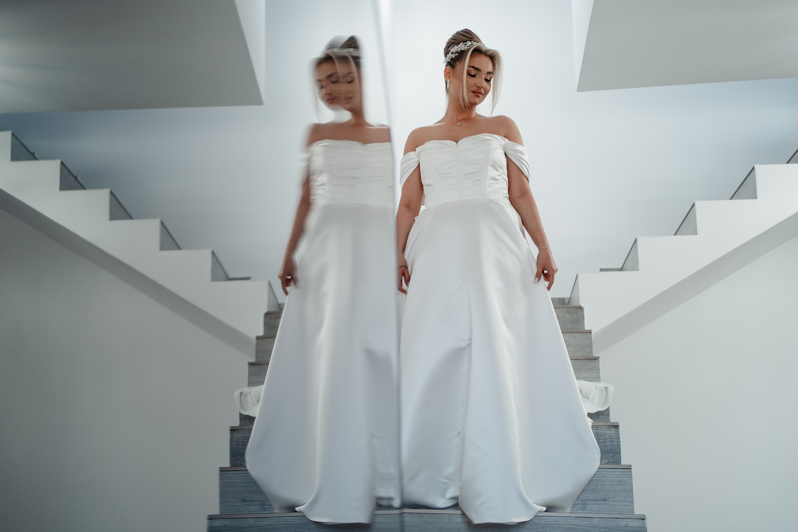 Moment emoționant între miri în ziua nunții, surprins într-un cadru natural și romantic, la Bolintin-Vale. Fotografie de nuntă profesională, editată artistic pentru a evidenția emoția și eleganța evenimentului.