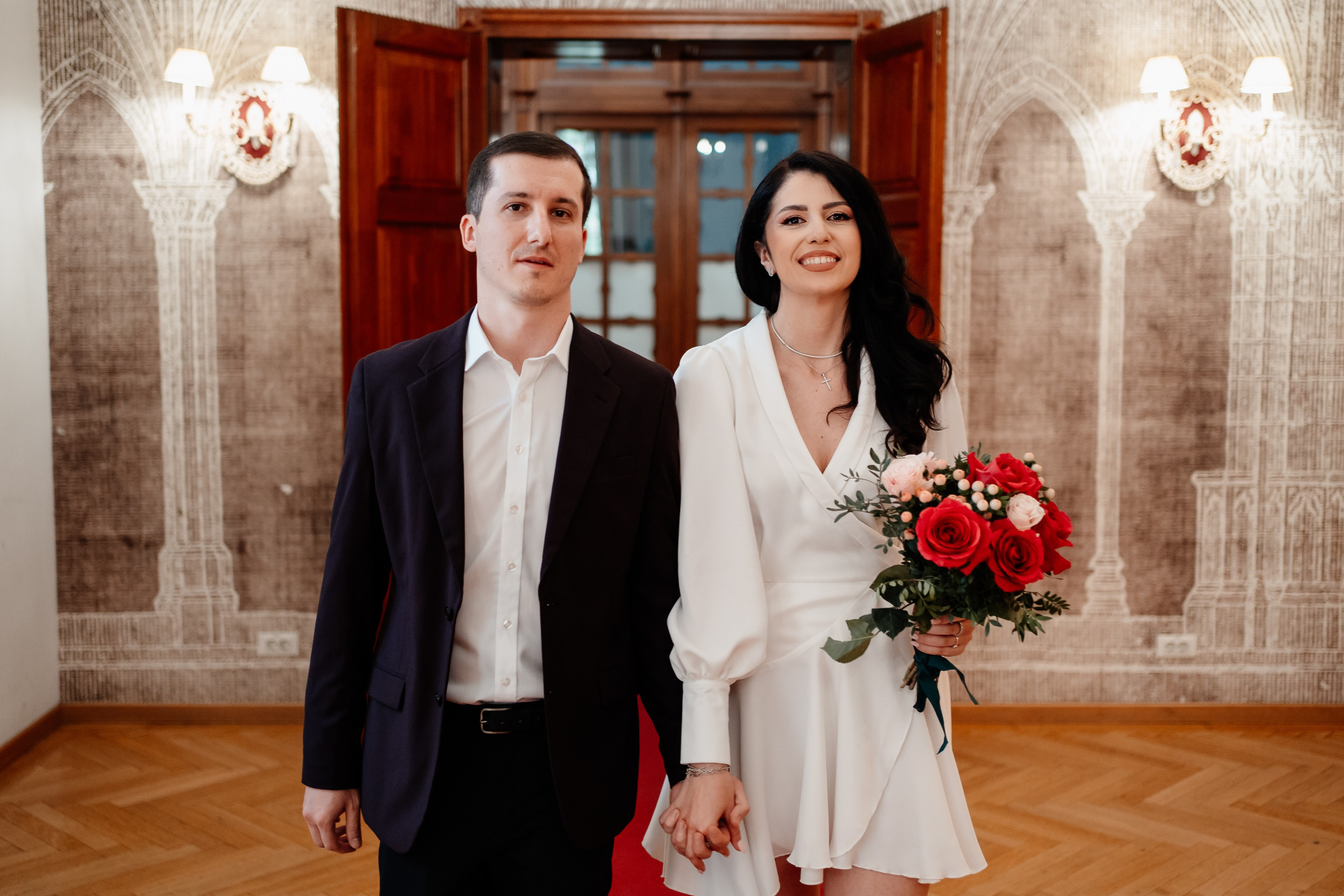 Miri fericiți în fața oficiului stării civile din Bucuresti, Sector 3, celebrând începutul unei noi vieți împreună. Fotografie de cununie civilă, capturând naturalețea și bucuria momentului special.