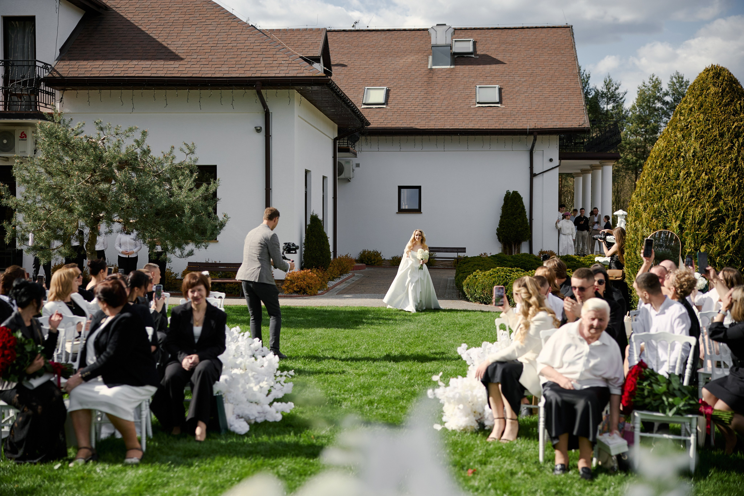 Natalia & Roman. Dworek przy lesie. Fotograf ślubny i rodzinny w Krakowie Yana Klymova