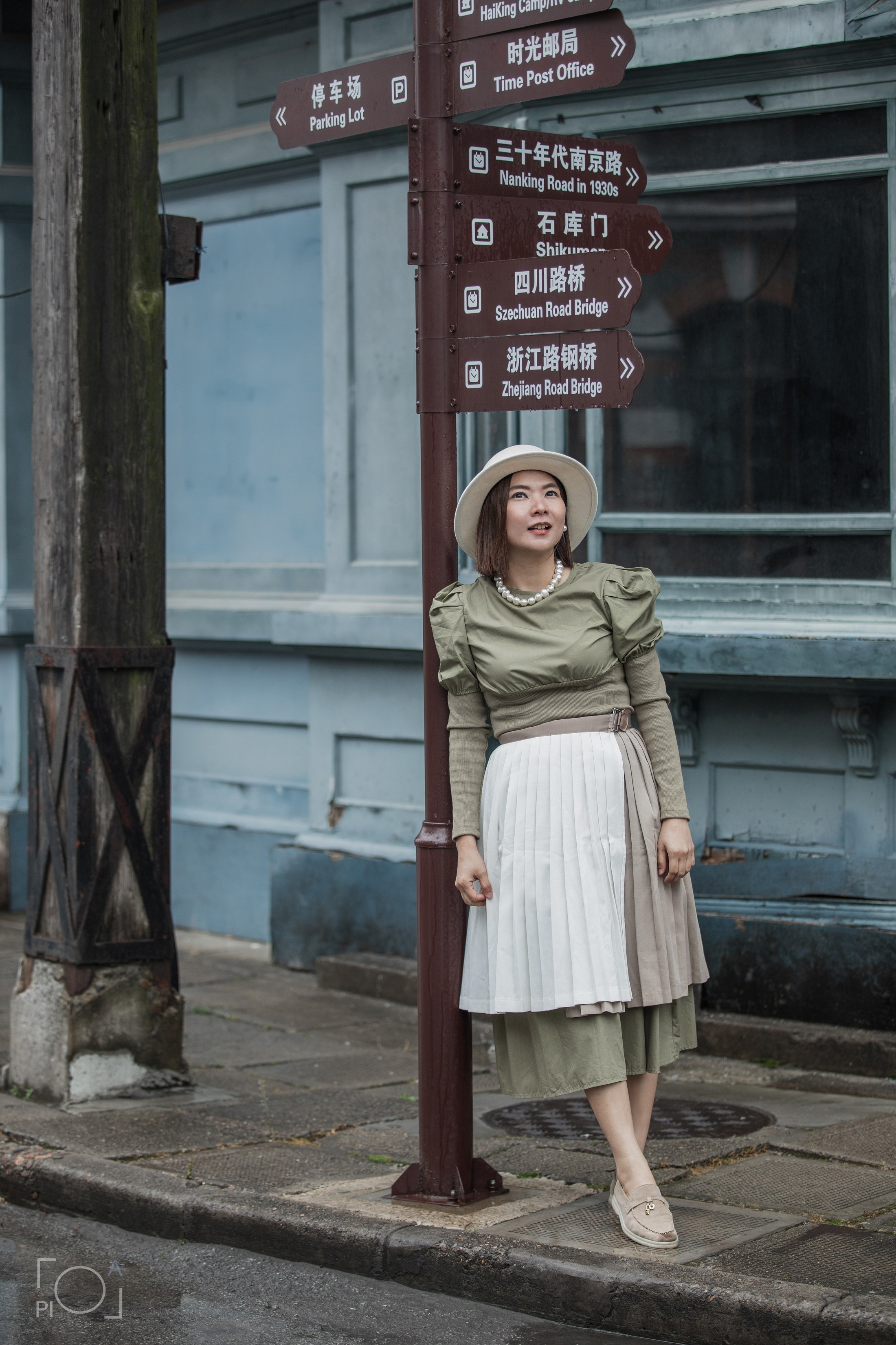 Shanghai 1930s retro photo shoot at Shanghai photo studio. Family photo shoot in Chinese retro style. 