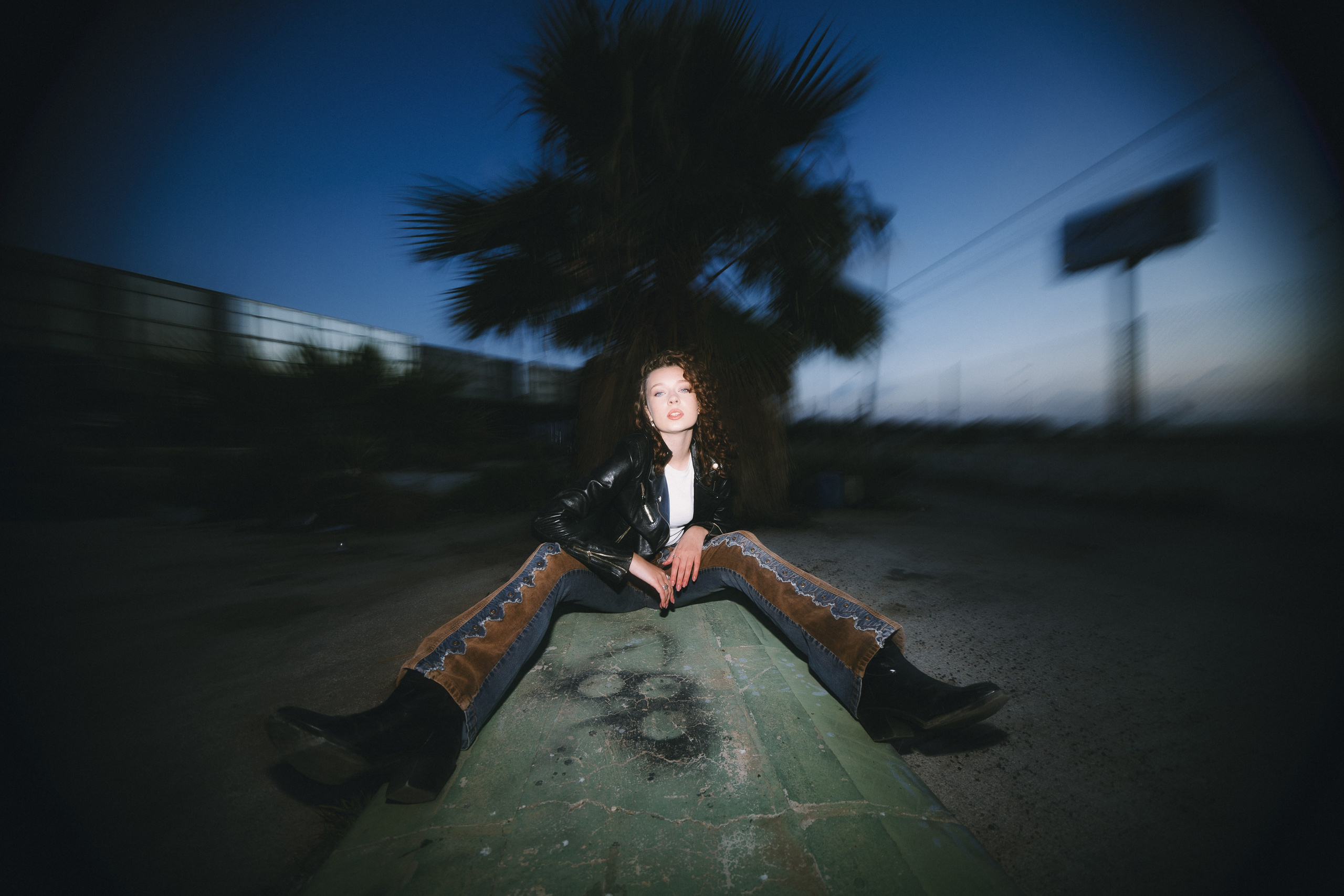 Fotografía nocturna en Torrevieja | Sesión editorial con flash para modelo joven