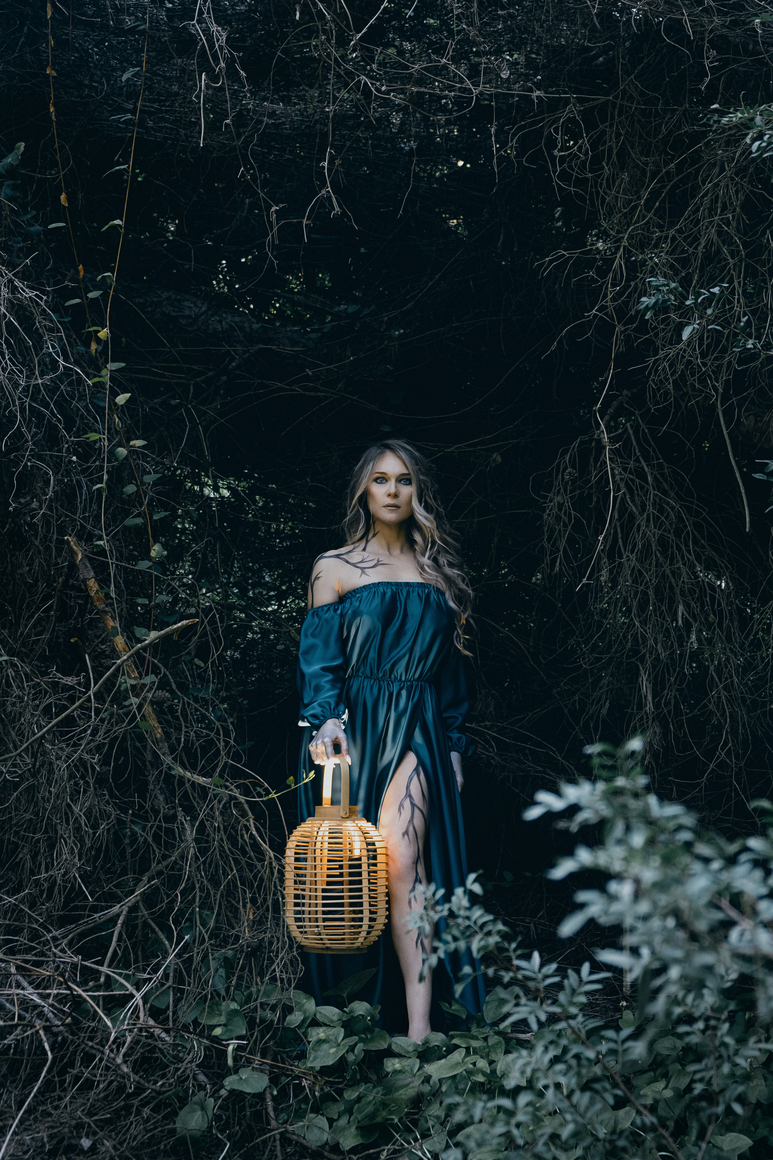 Charmed. Креативная фотосессия в лесу в Испании