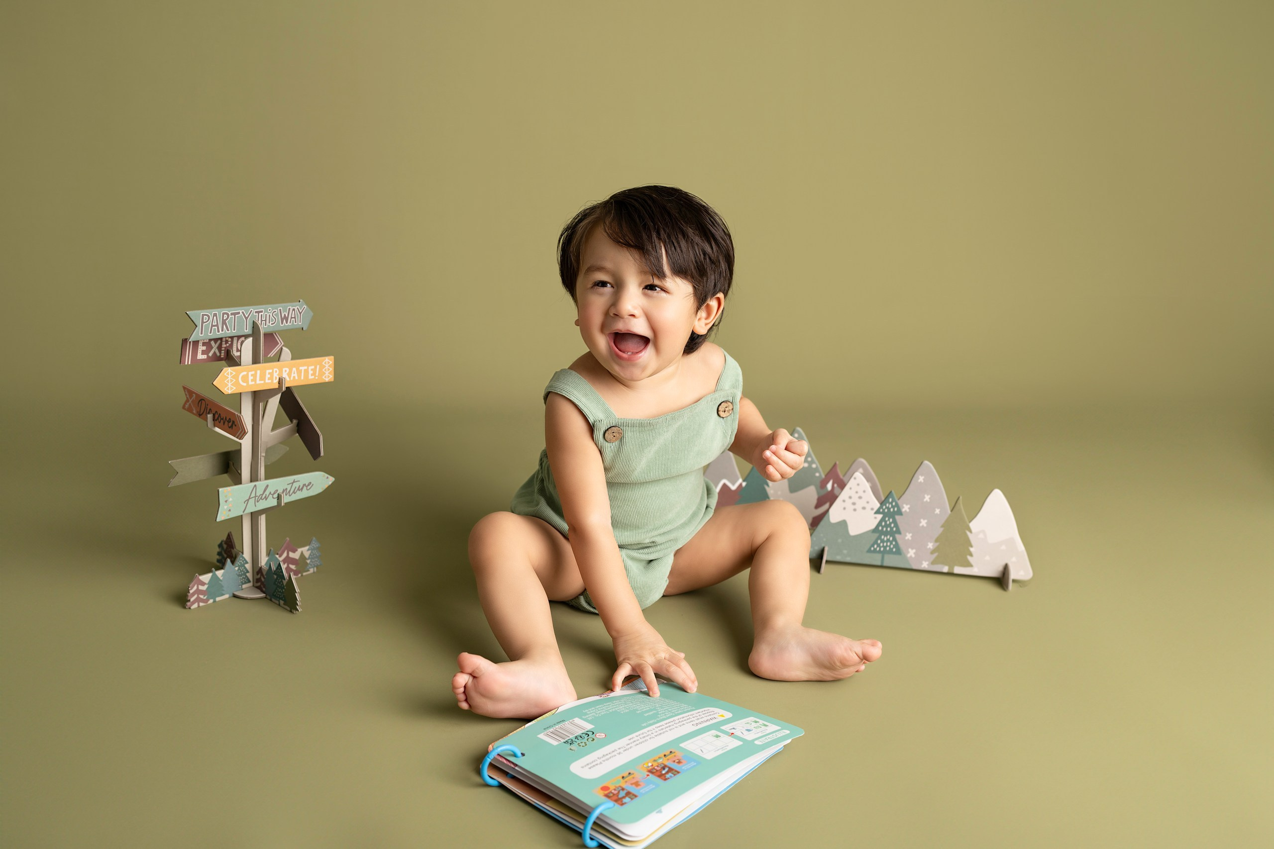 CAKE SMASH PHOTOGRAPHY. Newborn, Sitter and Cake Smash Photographer in Doha, Qatar