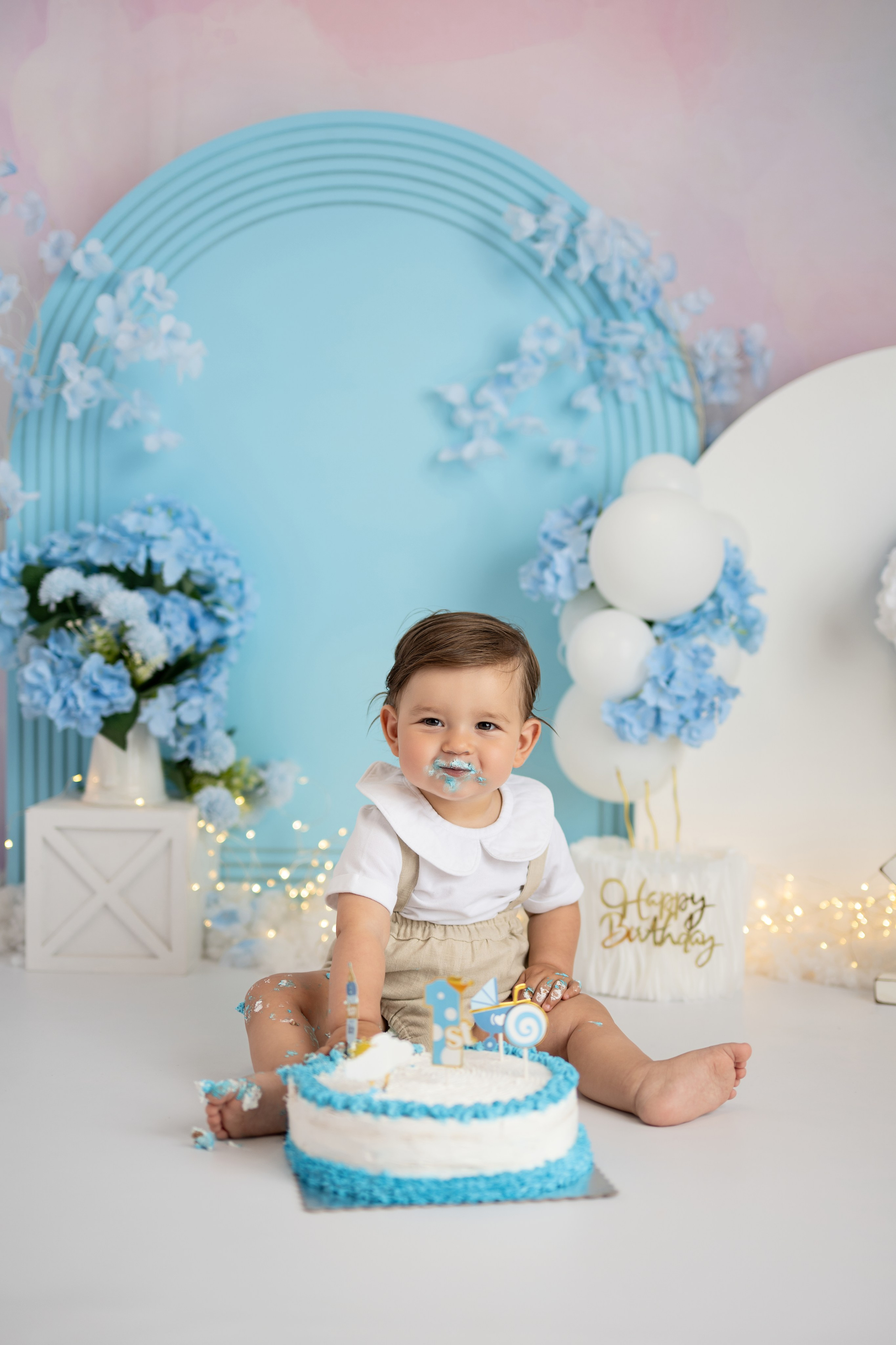 Smash the cake. Photographer Claudia Jidovineantu