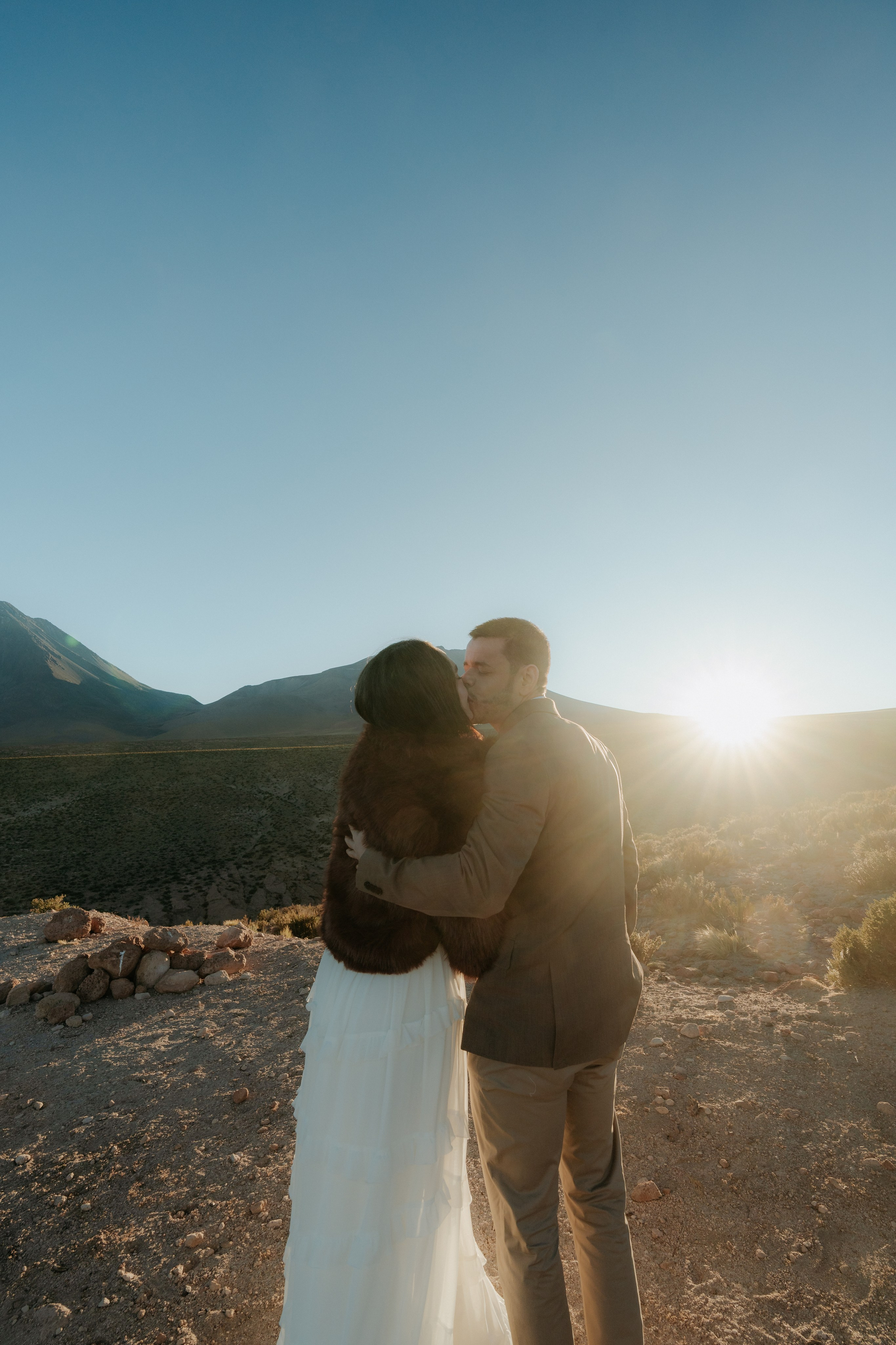 Pre-wedding no mirante do vulcão Licancabur. Photographer in San Pedro de Atacama