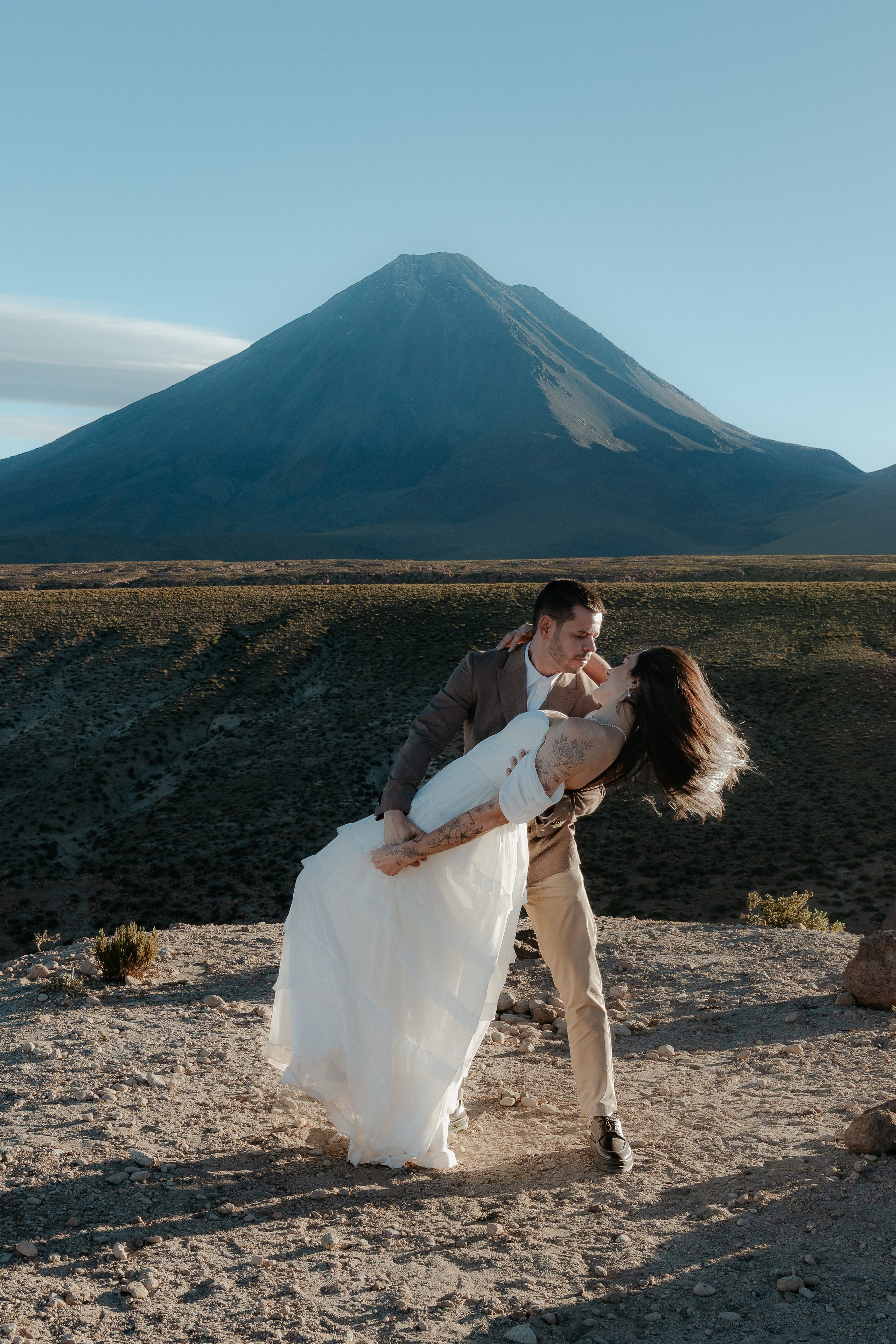 Pre-wedding no mirante do vulcão Licancabur. Photographer in San Pedro de Atacama