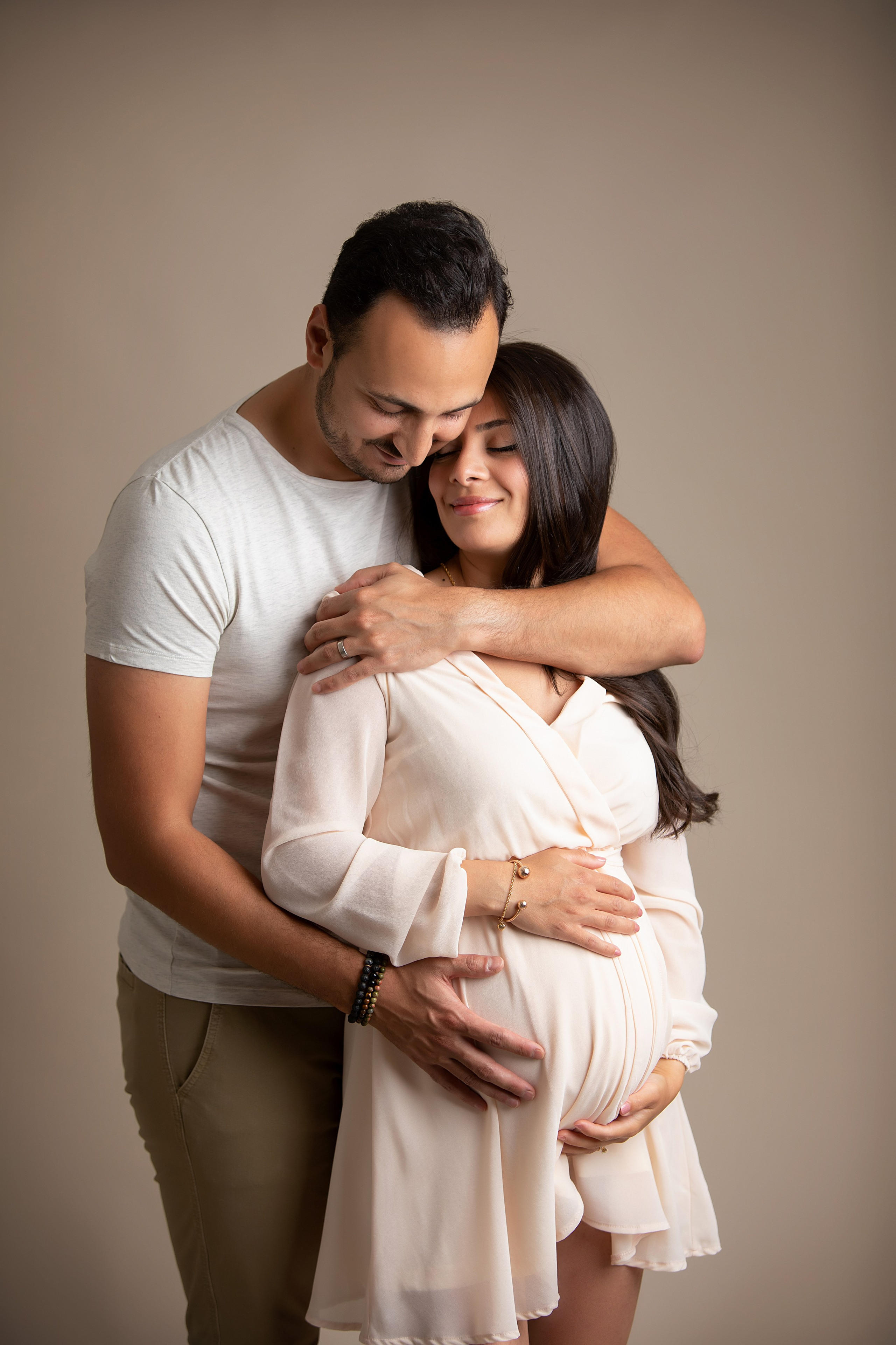 Skapa vackra minnen med en stilfull graviditetsfotografering där vi erbjuder exklusiva klänningar för uthyrning.