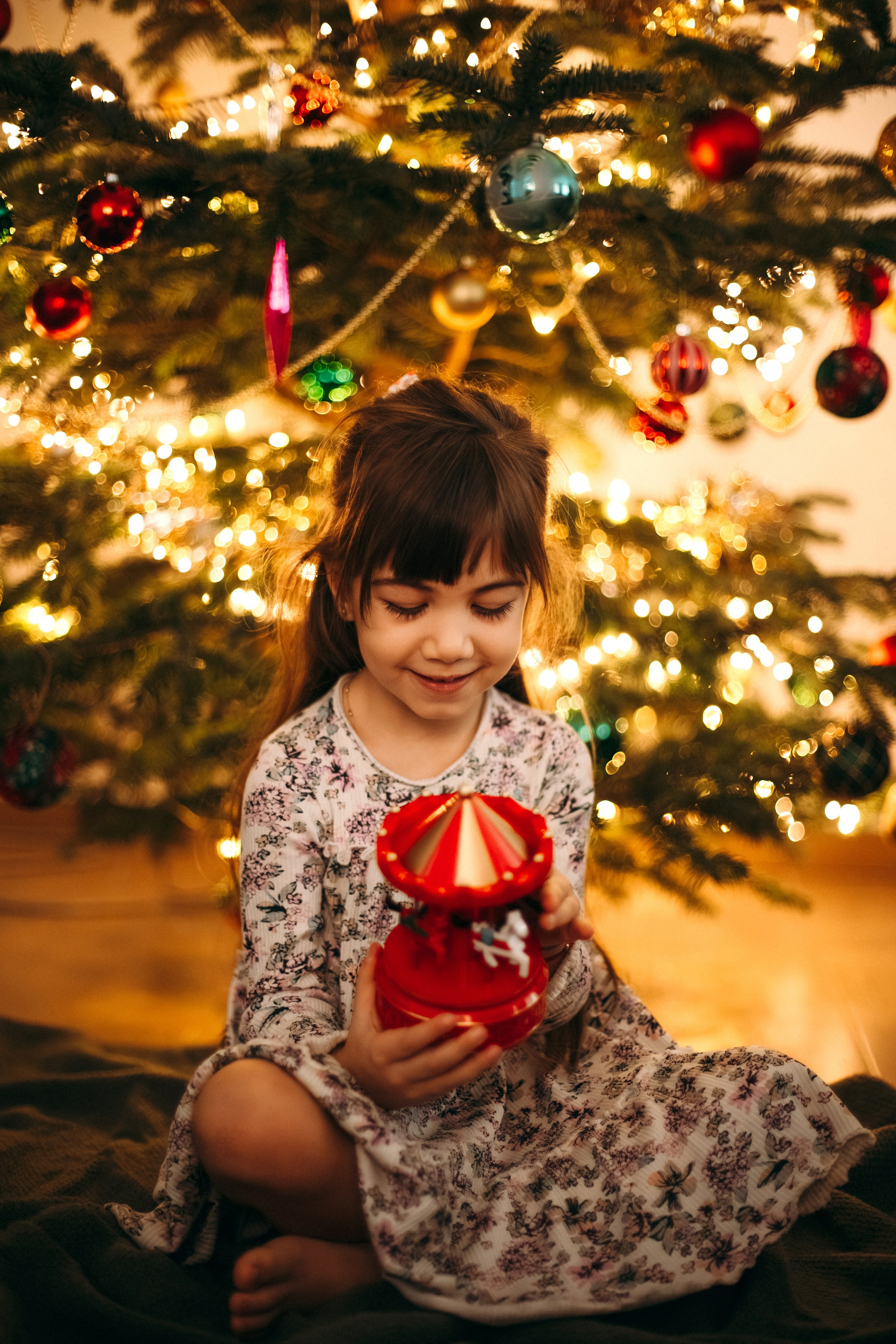 Ședință foto de Crăciun acasă, Amara și Ionuț. Fotograf de familie în Oradea Katsiaryna Ciortan