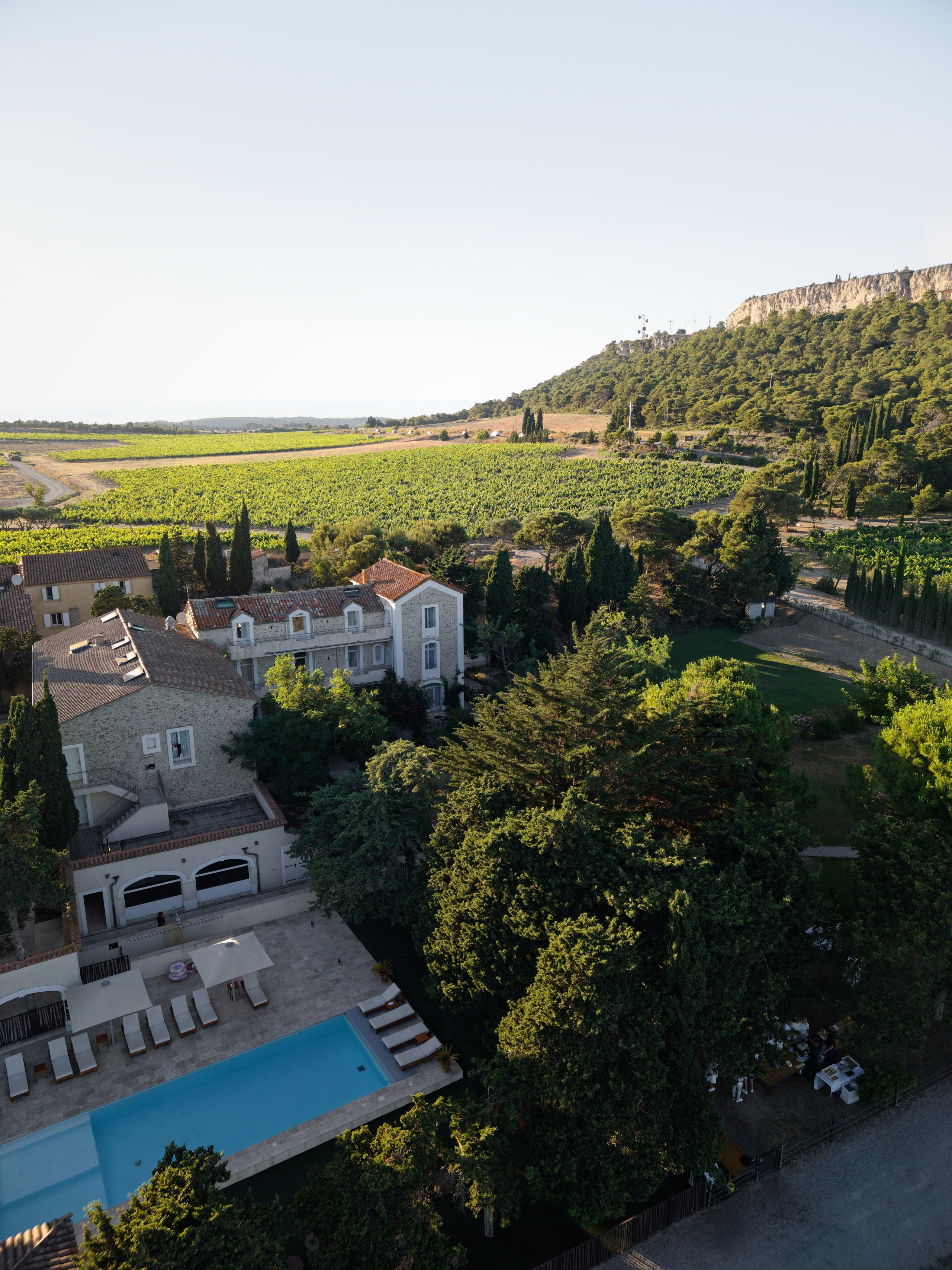 Welcome dinner at Château l’Hospitalet. Destination Wedding Photographer — Nikita Burtsev