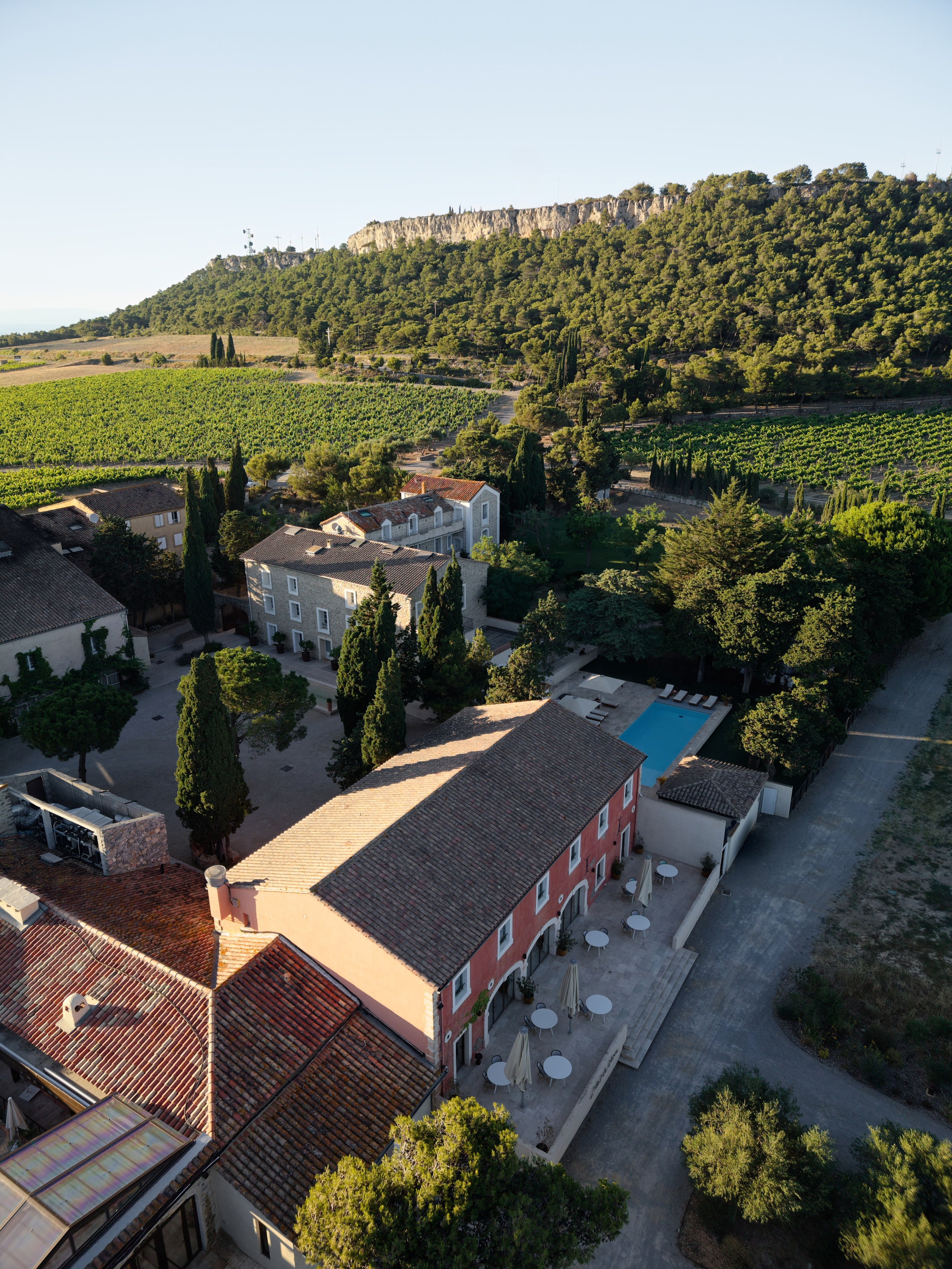 Welcome dinner at Château l’Hospitalet. Destination Wedding Photographer — Nikita Burtsev
