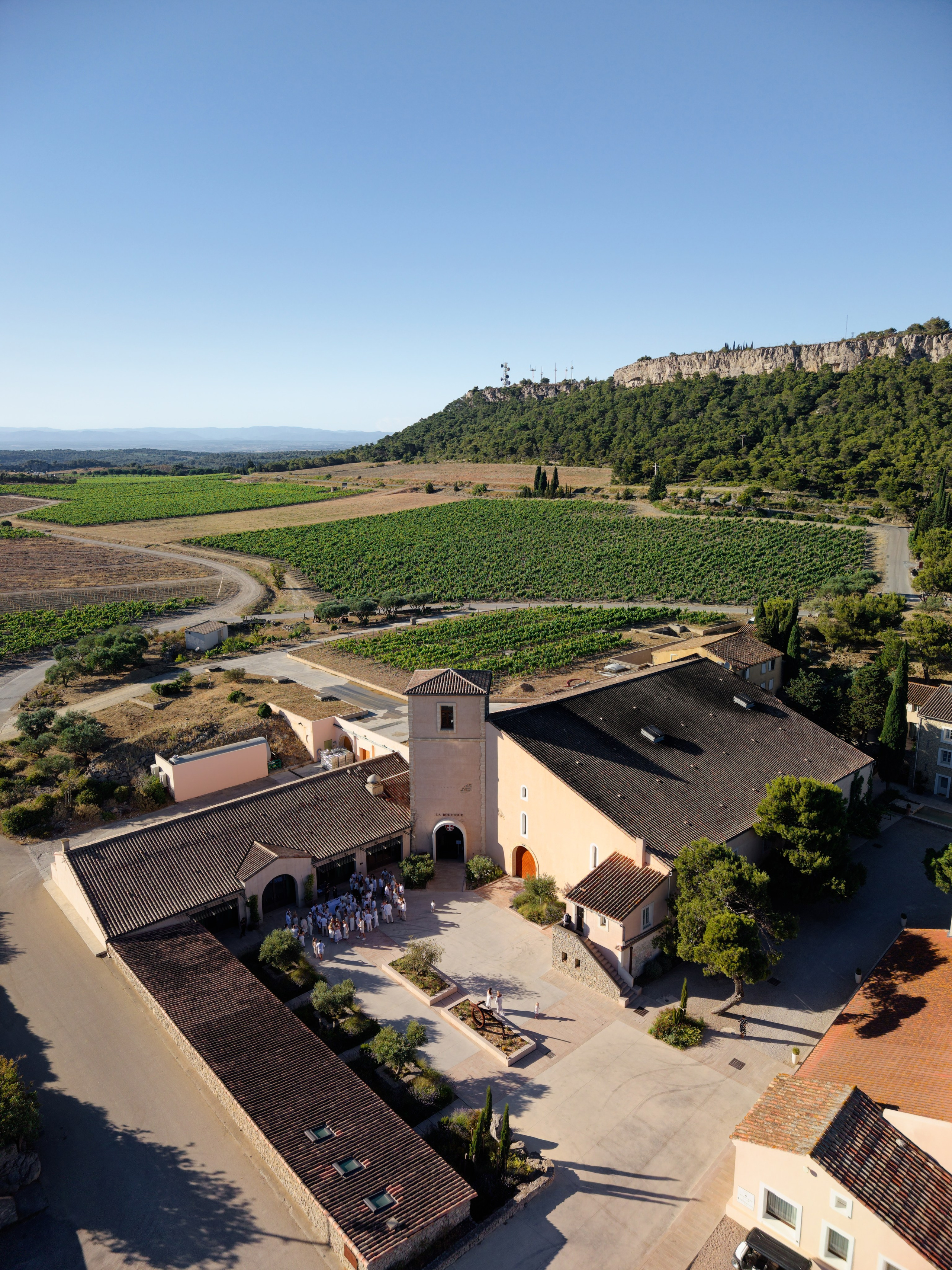 Welcome dinner at Château l’Hospitalet. Destination Wedding Photographer — Nikita Burtsev