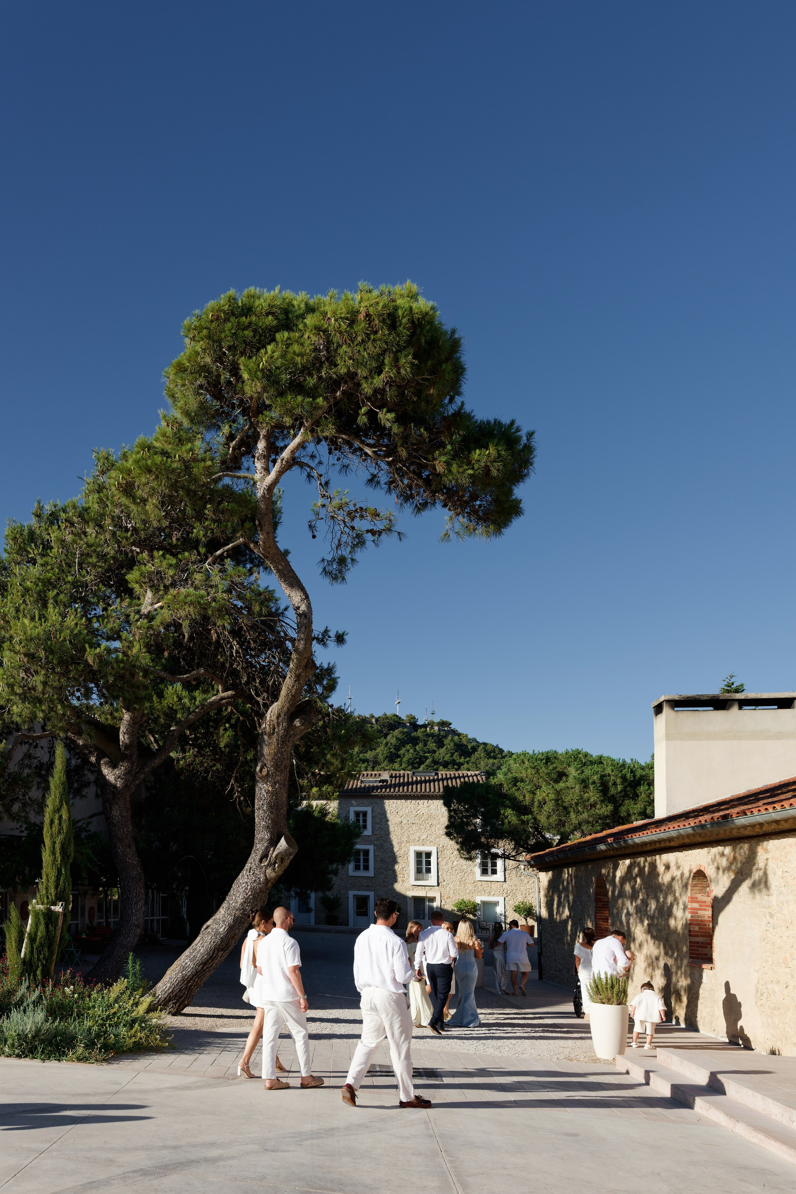 Welcome dinner at Château l’Hospitalet. Destination Wedding Photographer — Nikita Burtsev