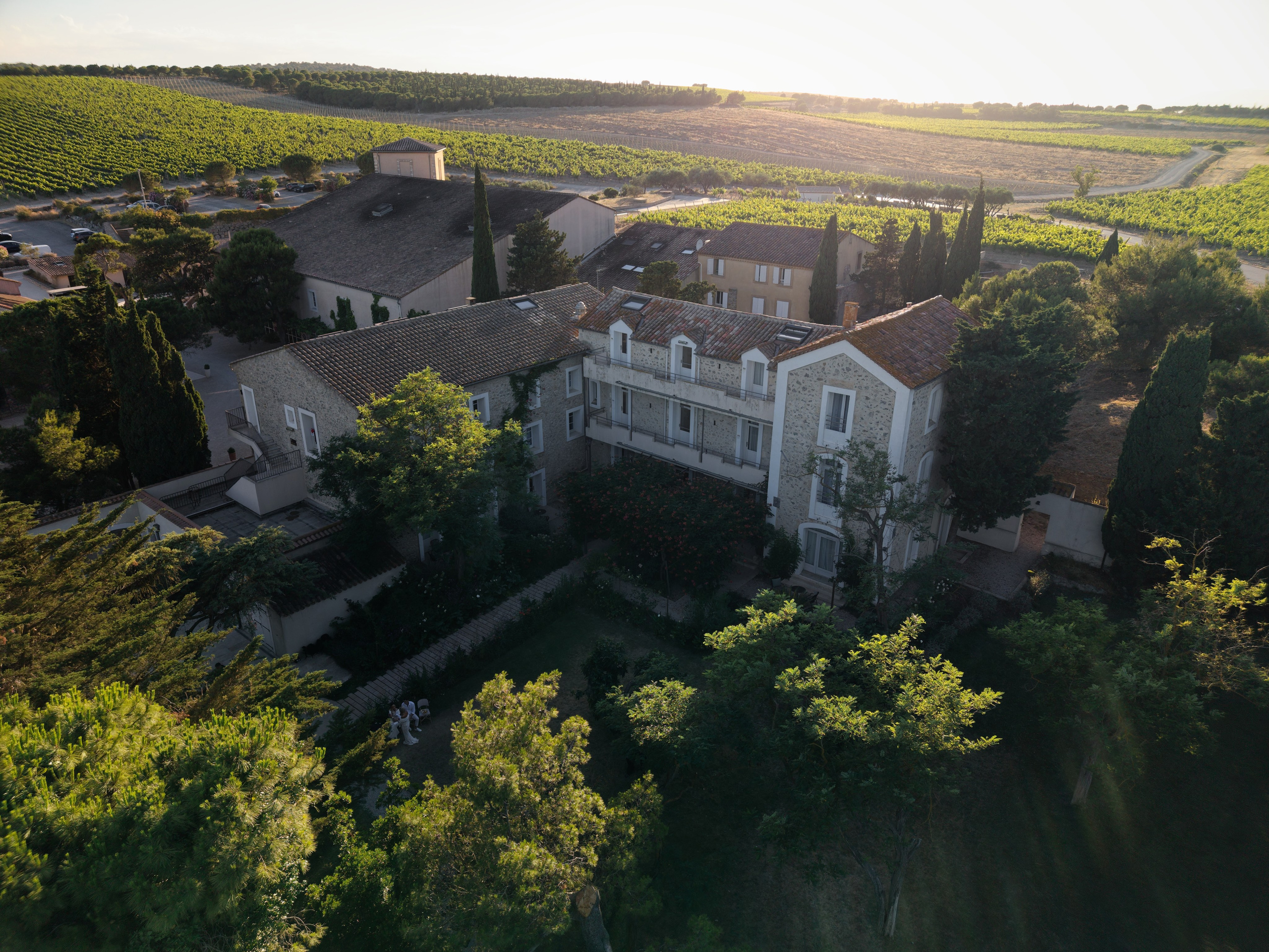 Welcome dinner at Château l’Hospitalet. Destination Wedding Photographer — Nikita Burtsev