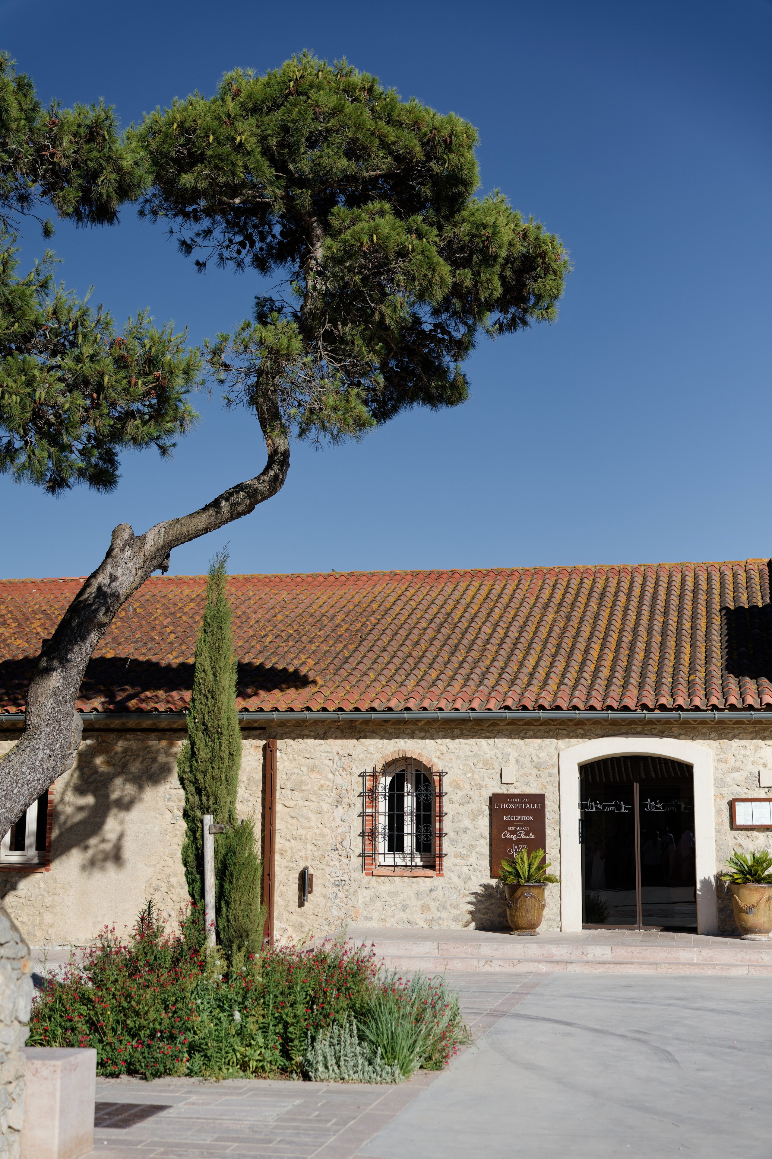 Welcome dinner at Château l’Hospitalet. Destination Wedding Photographer — Nikita Burtsev