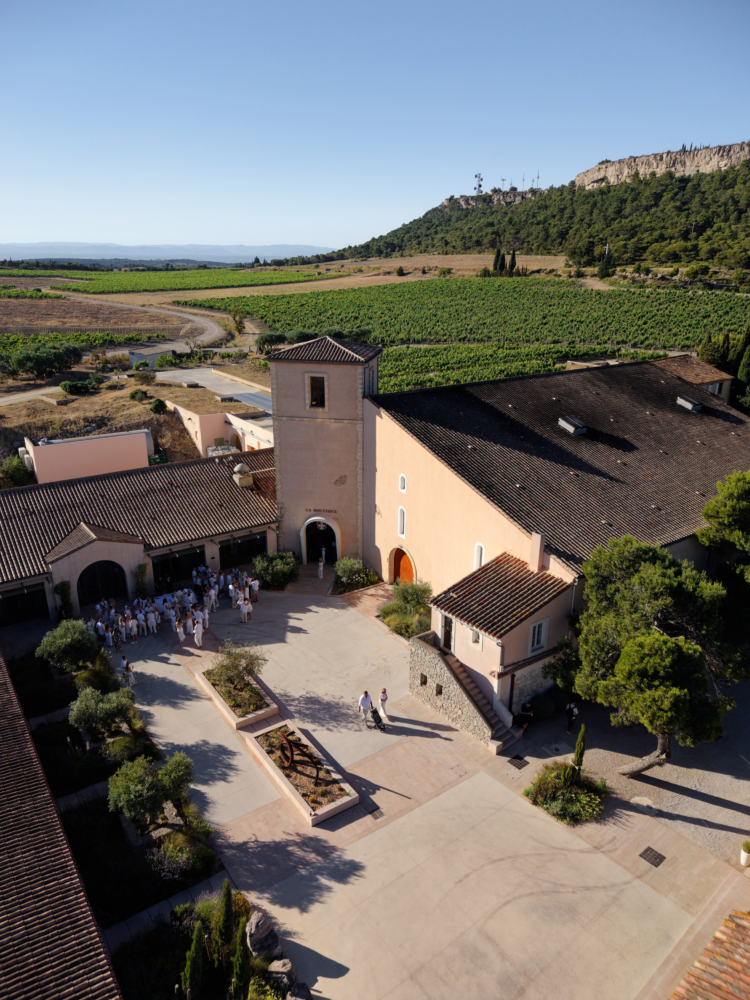 Welcome dinner at Château l’Hospitalet. Destination Wedding Photographer — Nikita Burtsev