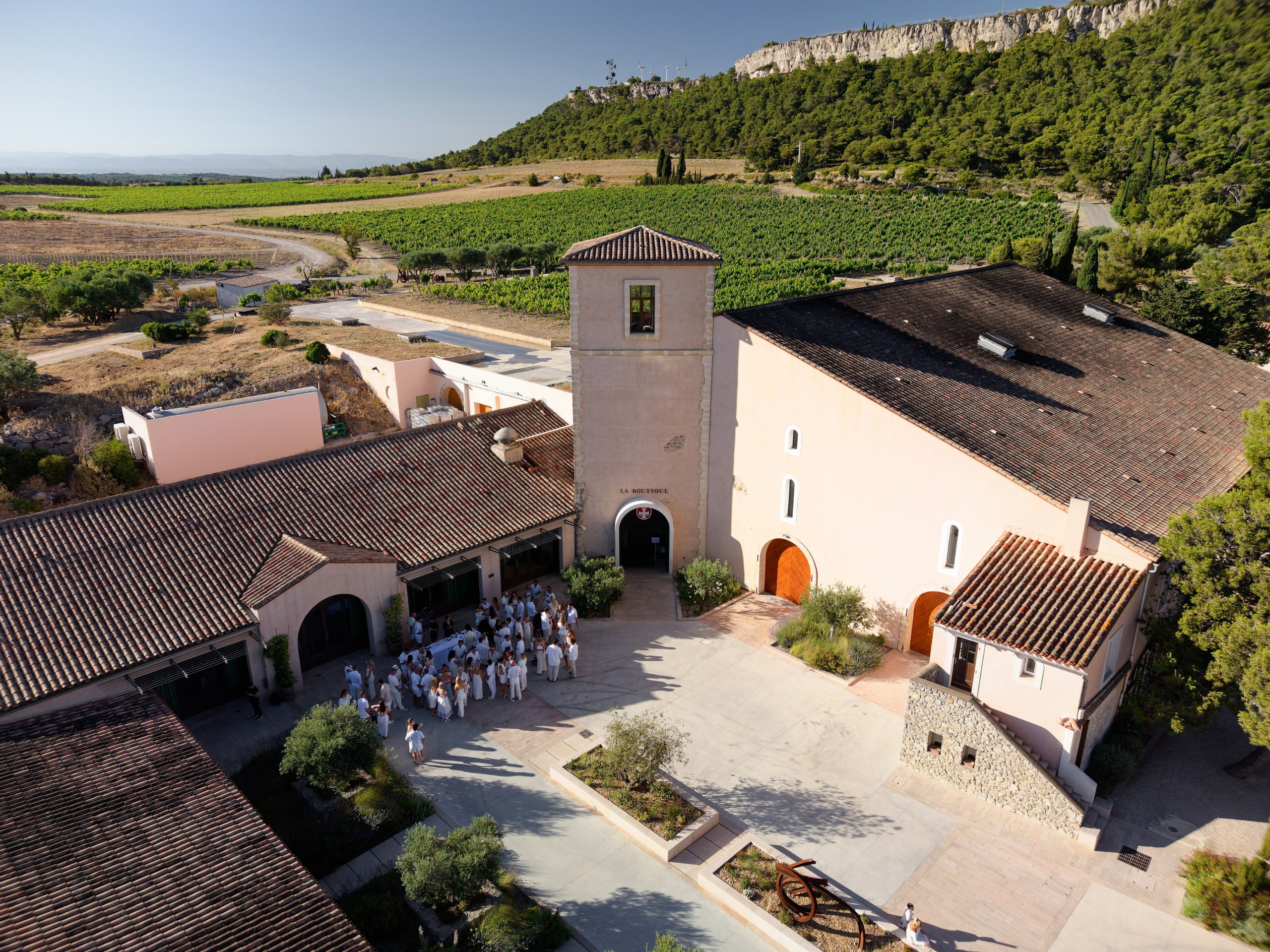 Welcome dinner at Château l’Hospitalet. Destination Wedding Photographer — Nikita Burtsev
